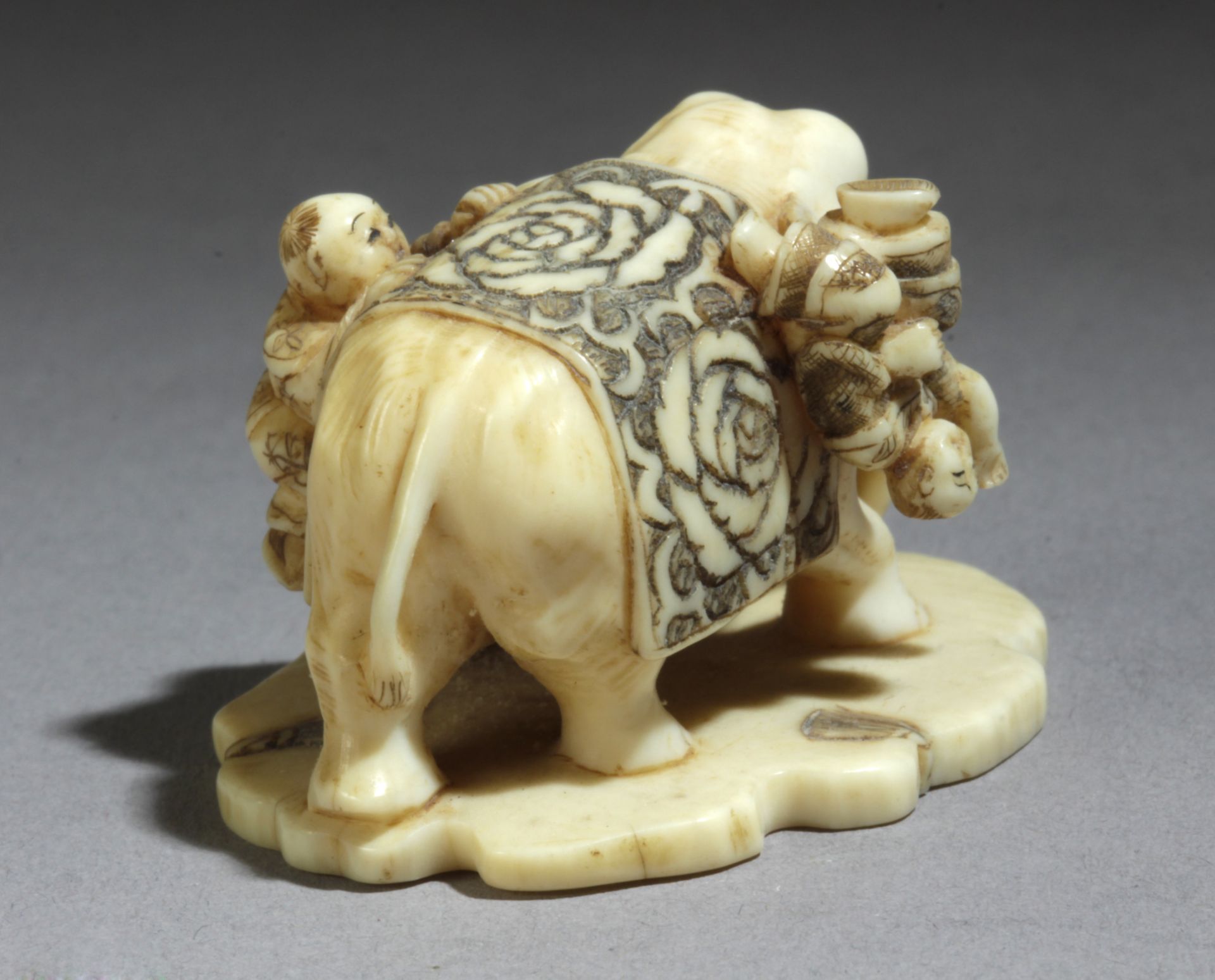 A late 19th century Japanese netsuke from Meiji period. Signed Shukko - Image 5 of 7