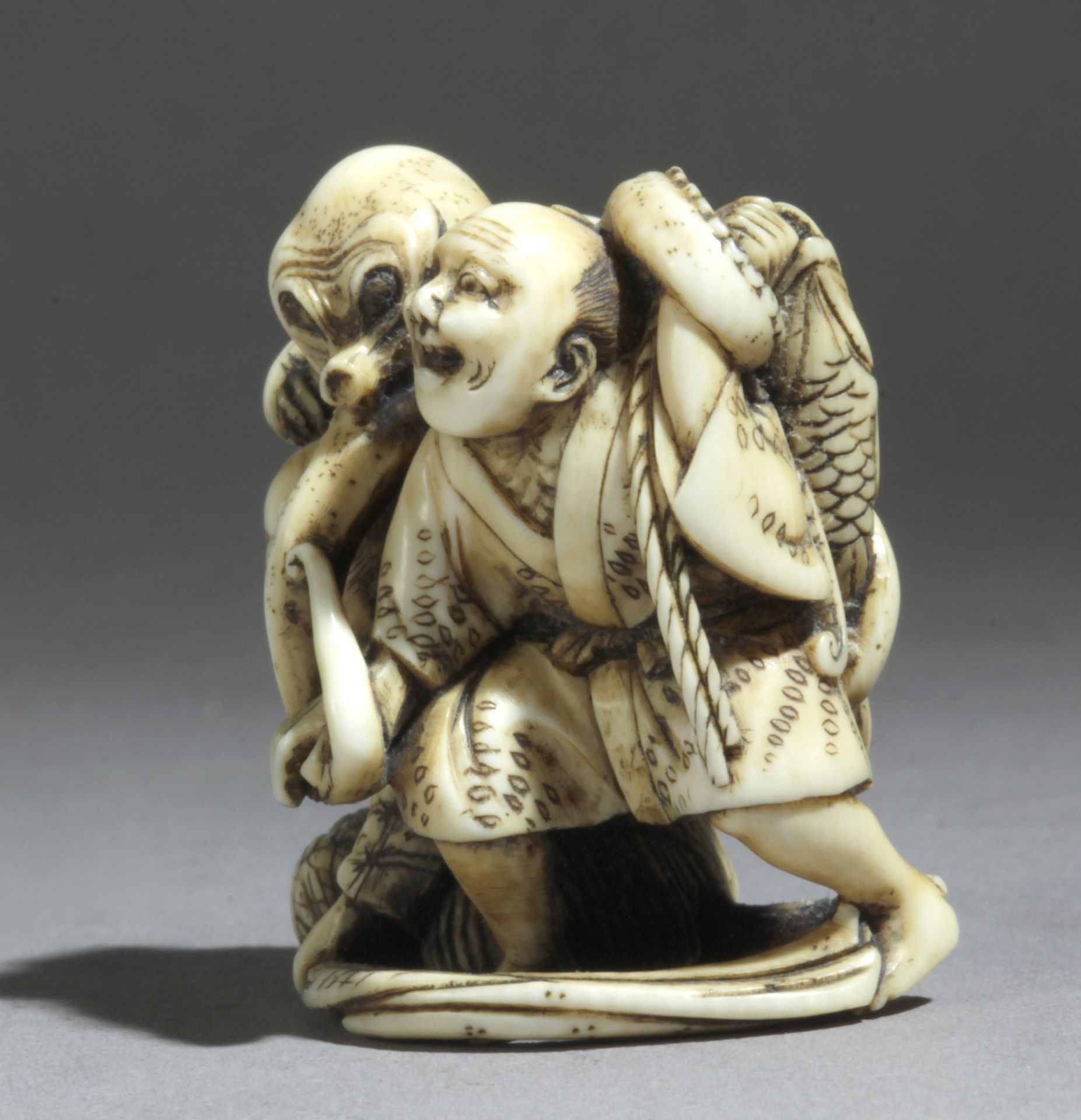 A mid 19th century Japanese netsuke from Edo period. Signed Tomokazu - Bild 3 aus 7