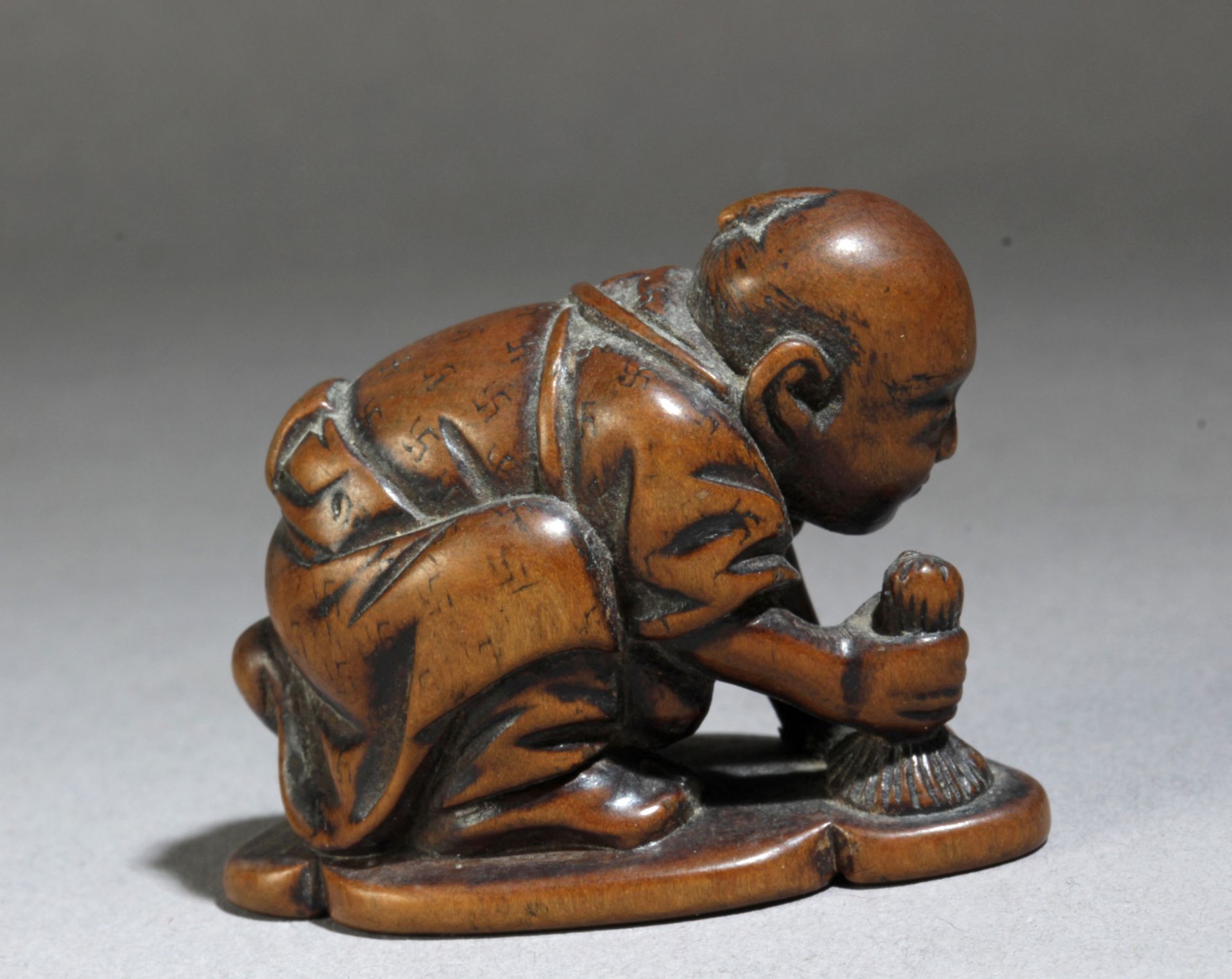 A 19th century Japanese netsuke from Meiji period - Image 3 of 5