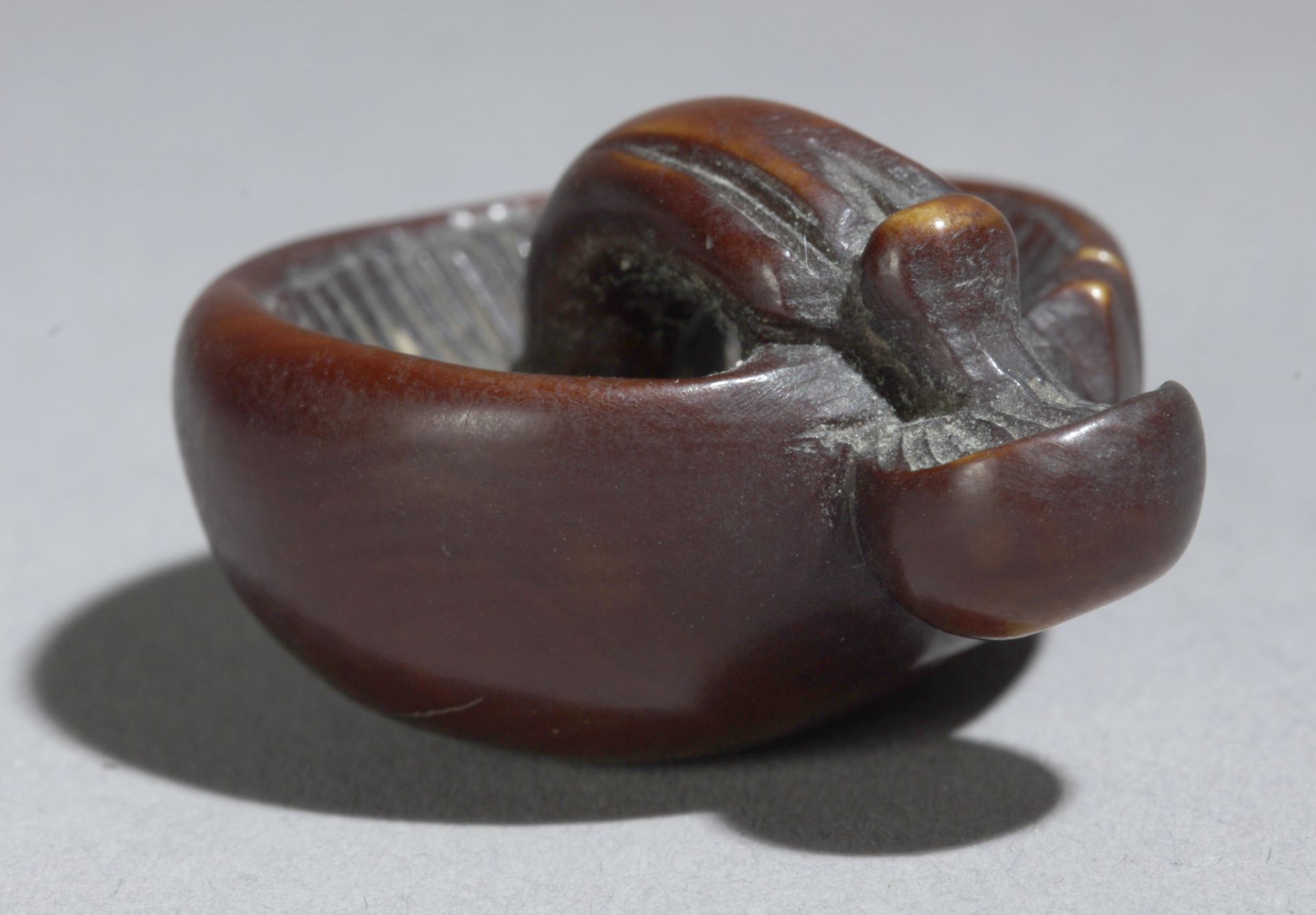 A 19th century Ganbun Mebun style Japanese netsuke from Meiji period, Signed Gyokuzan - Bild 7 aus 10