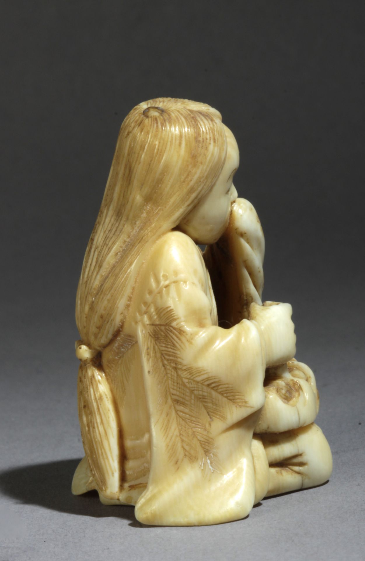 A Japanese netsuke circa 1860-1875 from Meiji period. Signed Sozan - Bild 4 aus 8