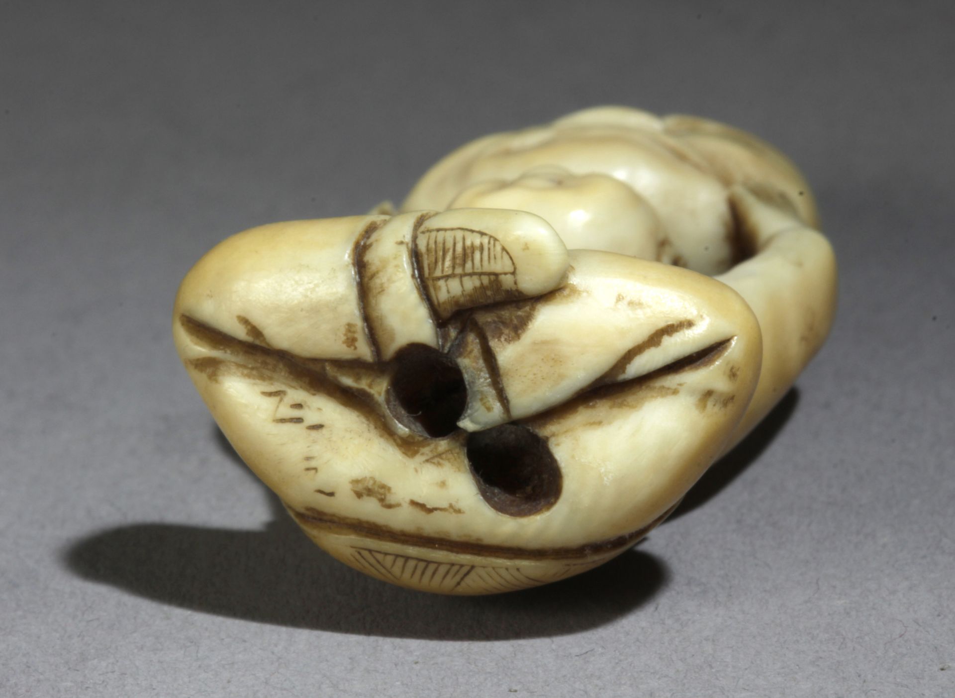 A mid 19th century Japanese netsuke from Meiji period. Signed Otokazu - Bild 6 aus 6