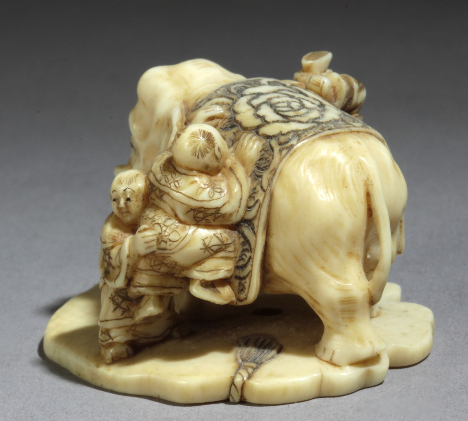 A late 19th century Japanese netsuke from Meiji period. Signed Shukko - Image 4 of 7