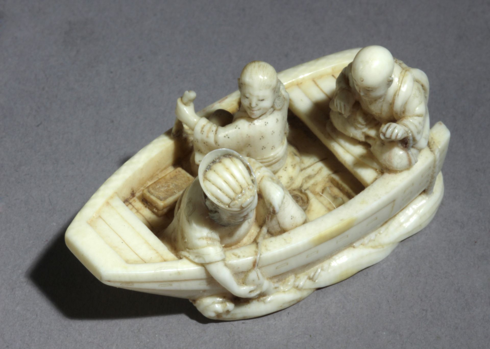 A Japanese netsuke circa 1860-1880 from Meiji period. Signed Yuzan - Bild 5 aus 7