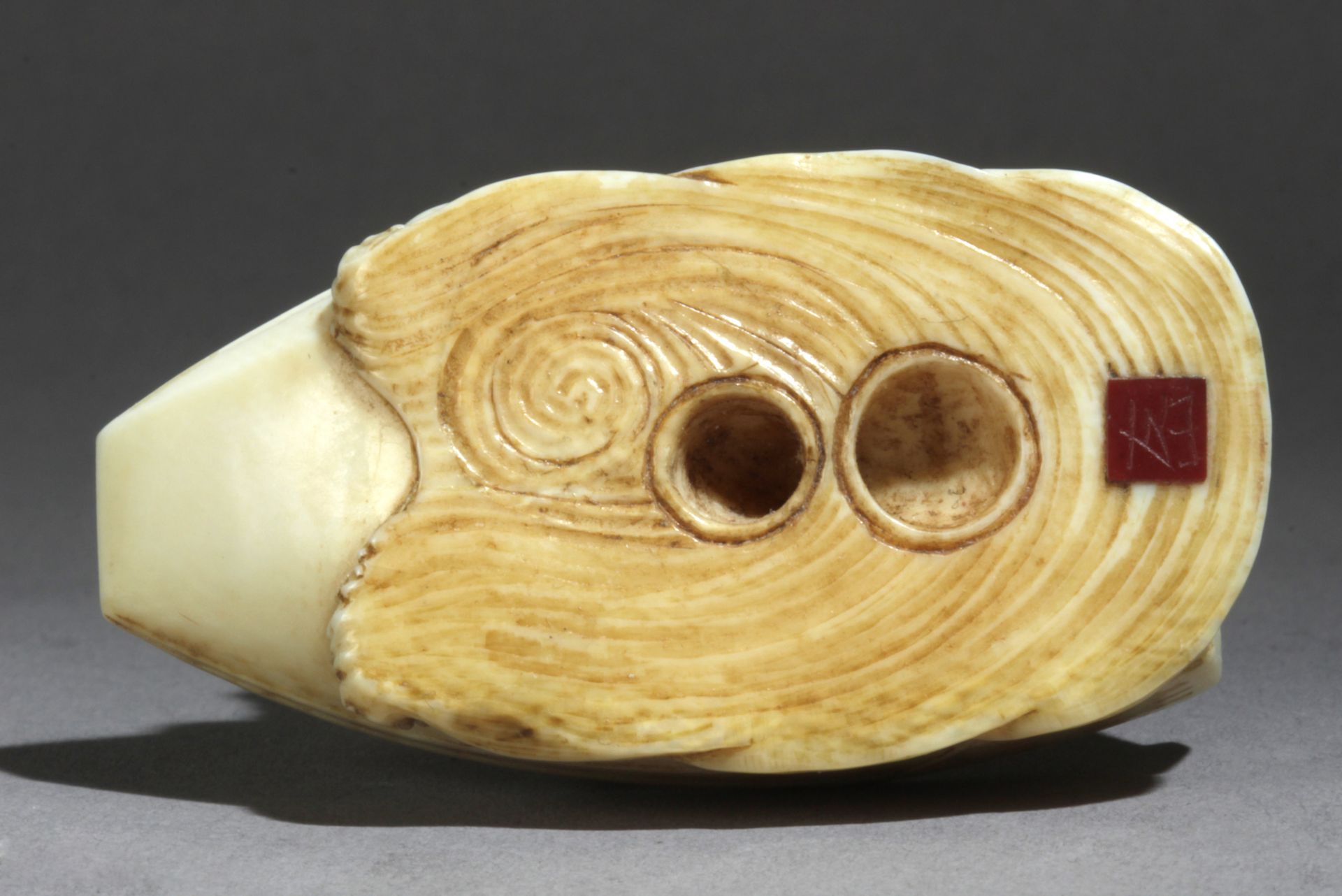 A Japanese netsuke circa 1860-1880 from Meiji period. Signed Yuzan - Image 6 of 7