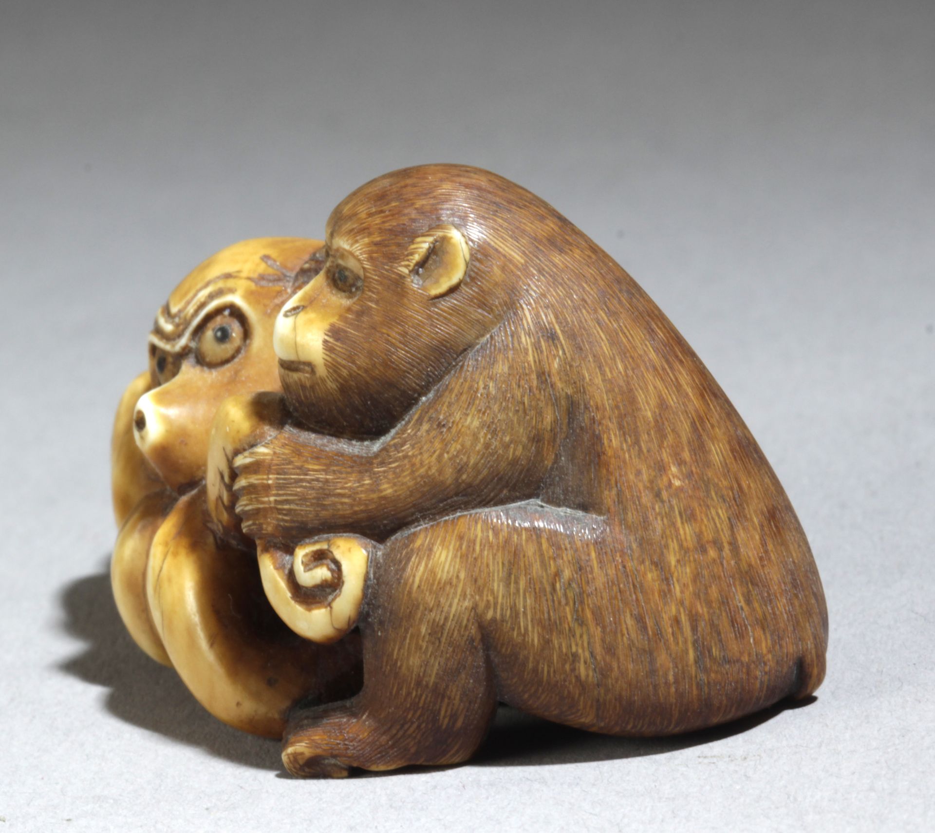 A late 19th century Japanese netsuke from Meiji period - Bild 3 aus 6