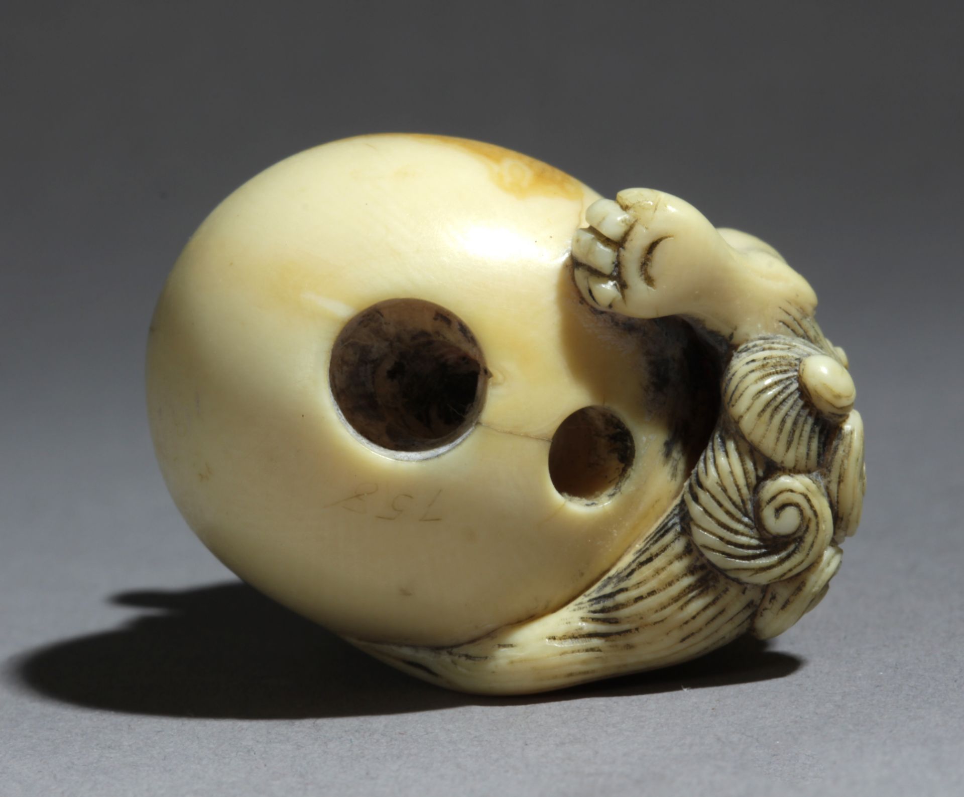 A late 18th century Japanese netsuke from Edo period. Signed Seirin - Bild 7 aus 8