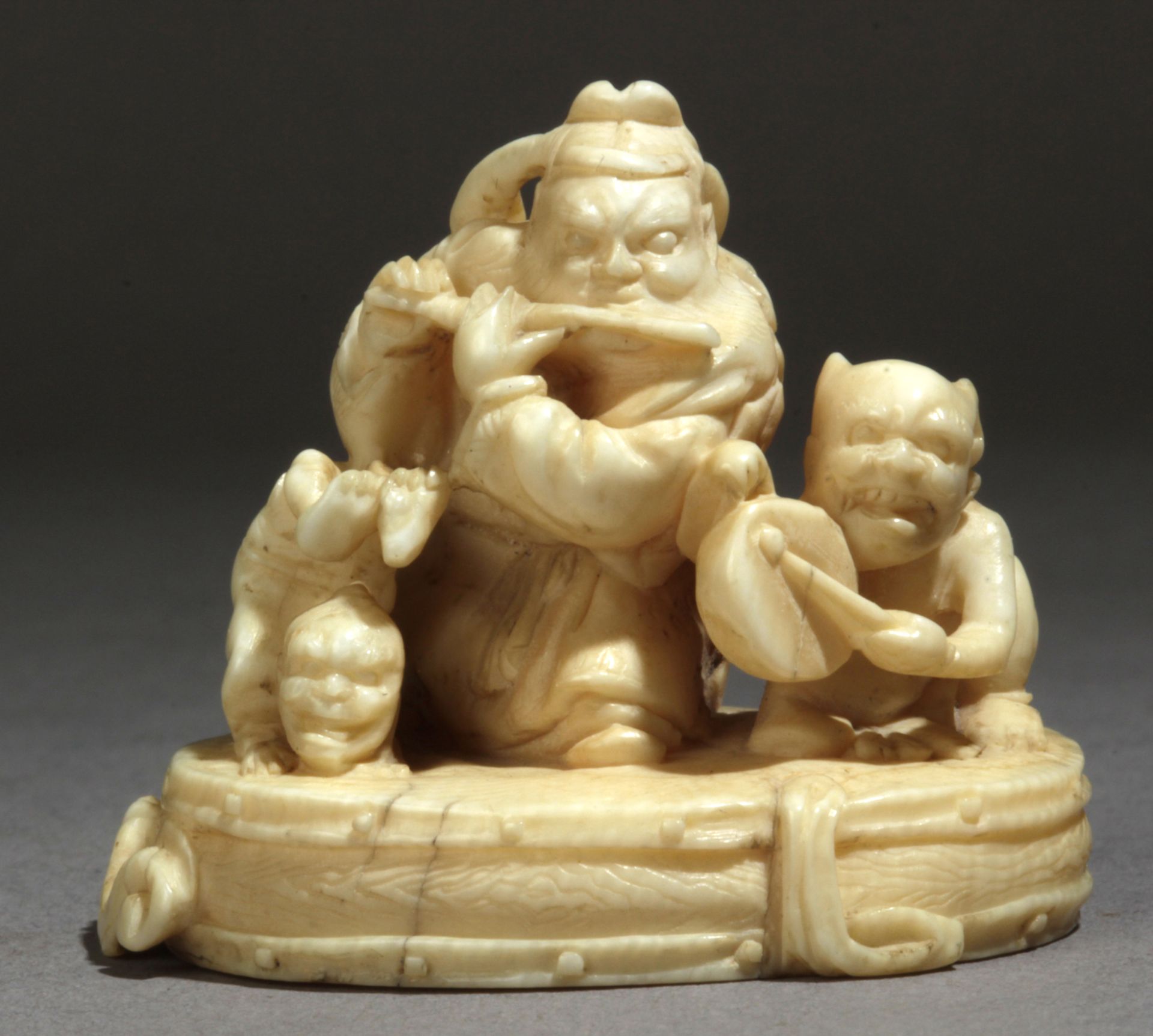 A late 19th century Japanese netsuke from Meiji period. Signed - Image 5 of 7