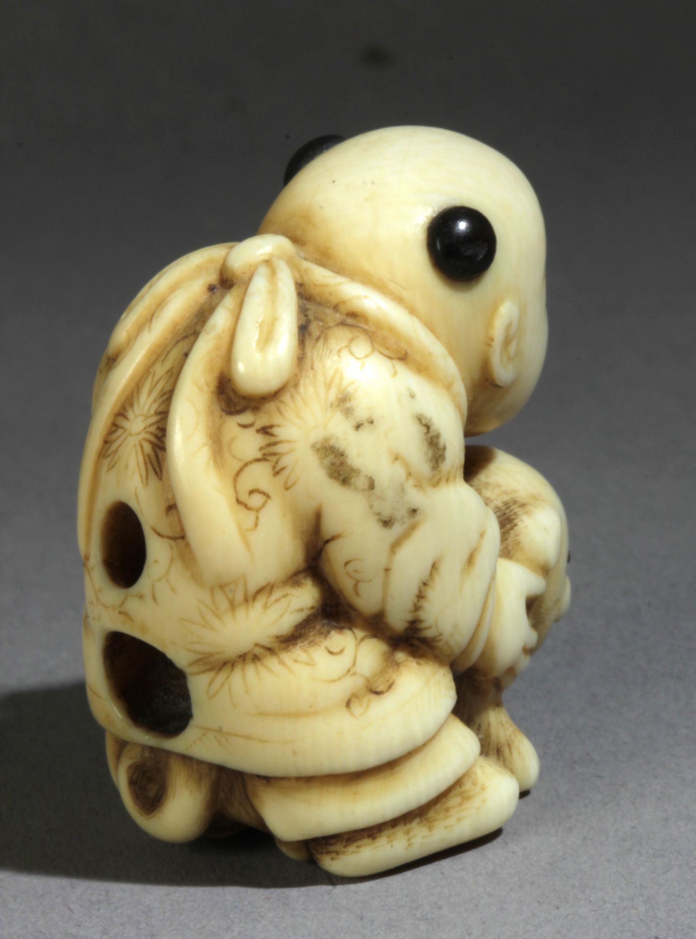 An early 19th century Japanese netsuke from Edo period - Image 4 of 7