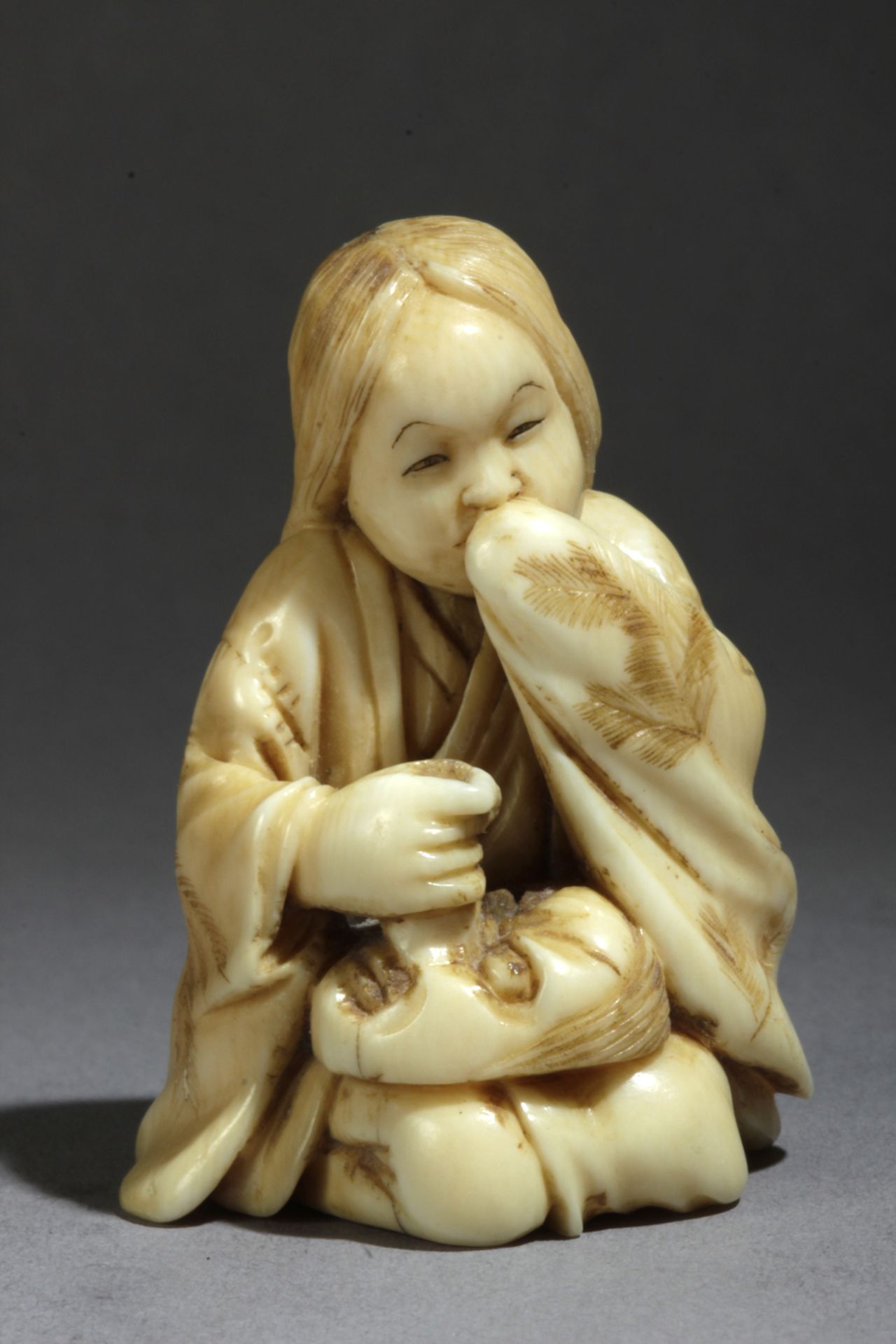 A Japanese netsuke circa 1860-1875 from Meiji period. Signed Sozan - Bild 6 aus 8