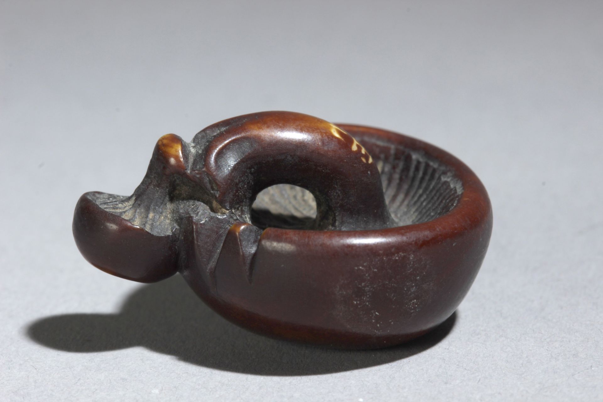 A 19th century Ganbun Mebun style Japanese netsuke from Meiji period, Signed Gyokuzan - Bild 6 aus 10