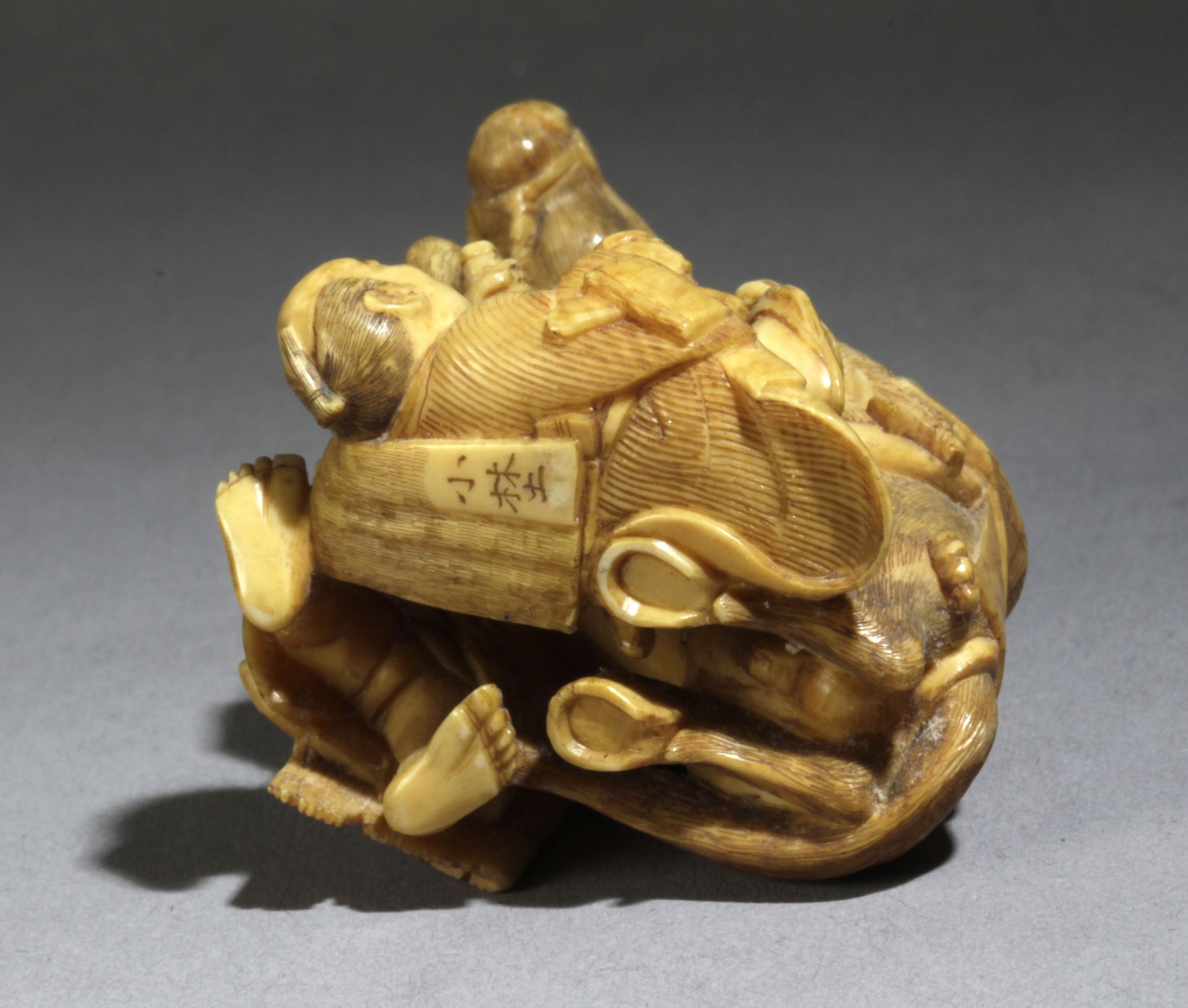 A late 19th century Japanese netsuke from Meiji period. Signed Onoryo - Bild 7 aus 8