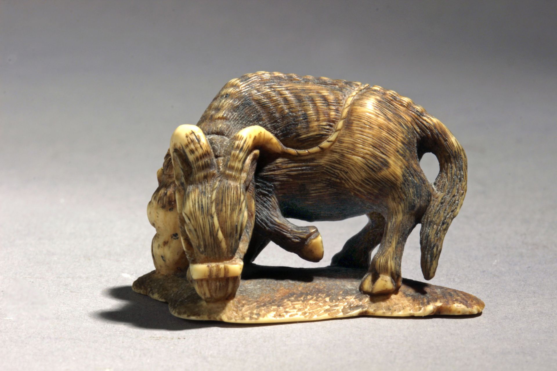 A 19th century Japanese netsuke from Meiji period. Signed Mitsuhiro - Bild 2 aus 7