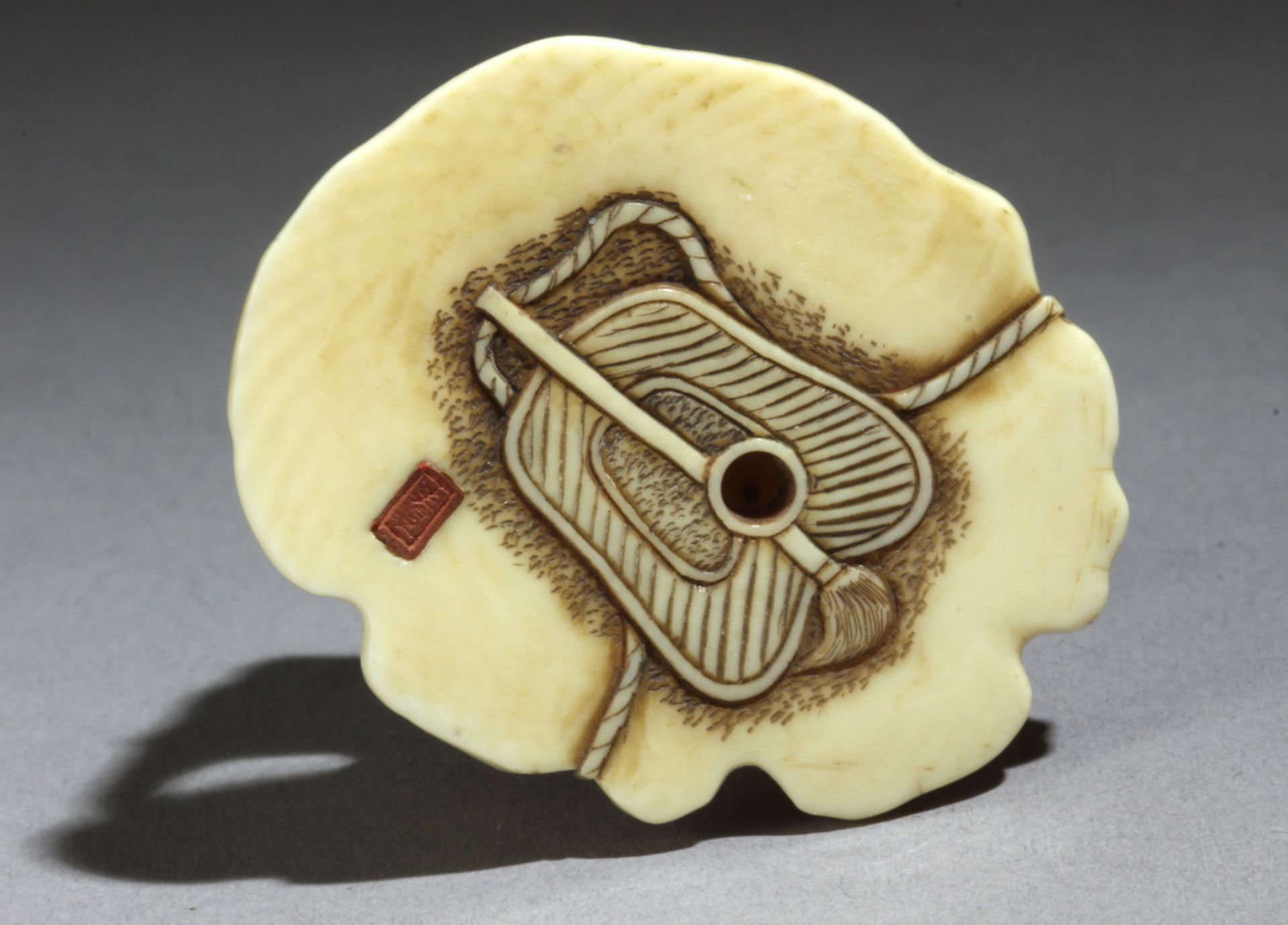 A late 19th century Japanese netsuke from Meiji period. Signed Shukko - Image 6 of 7