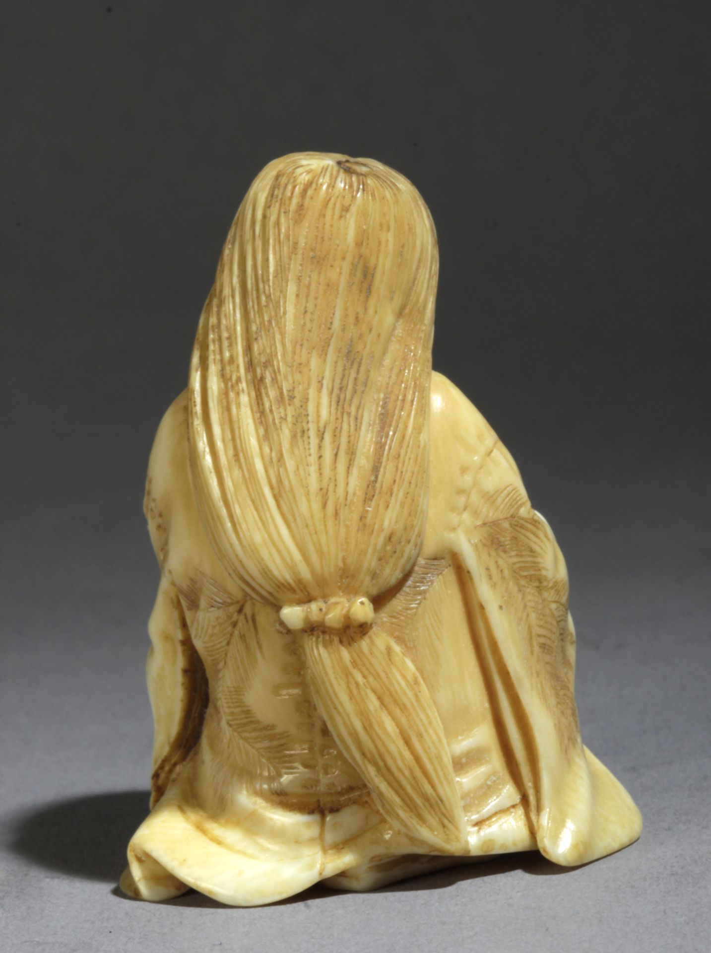 A Japanese netsuke circa 1860-1875 from Meiji period. Signed Sozan - Bild 5 aus 8