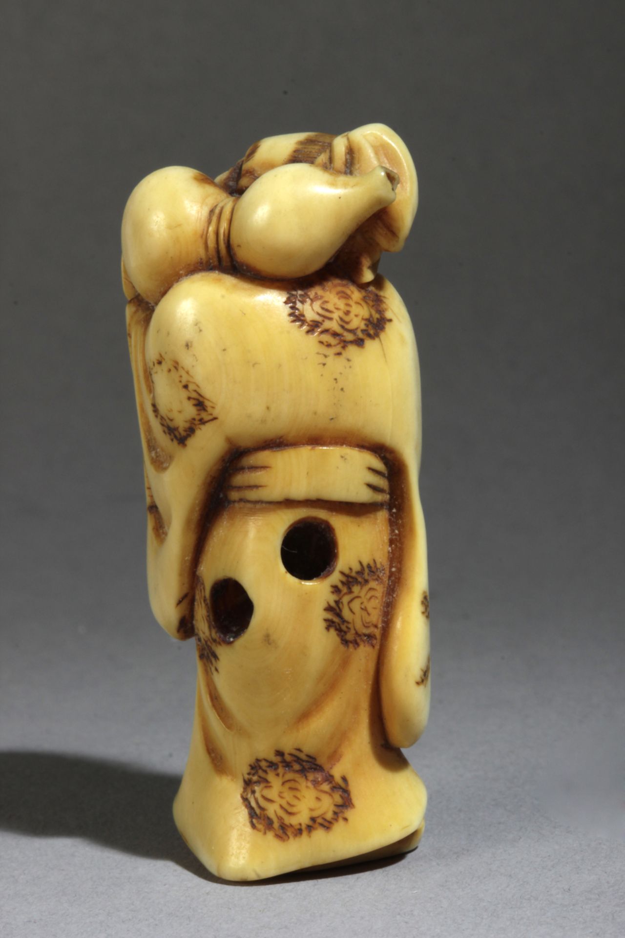 A Japanese netsuke circa 1800 - Bild 4 aus 6