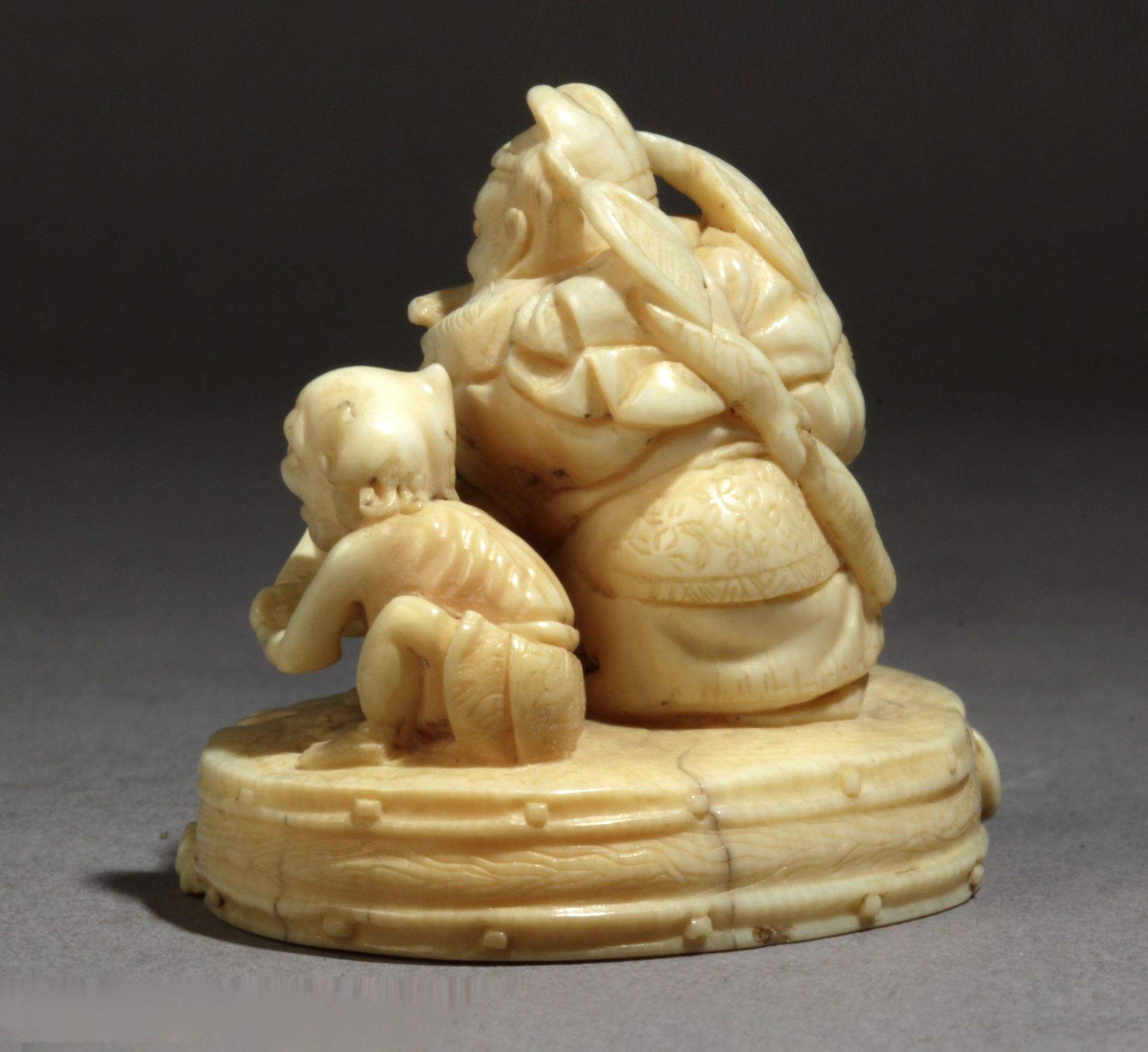 A late 19th century Japanese netsuke from Meiji period. Signed - Bild 3 aus 7