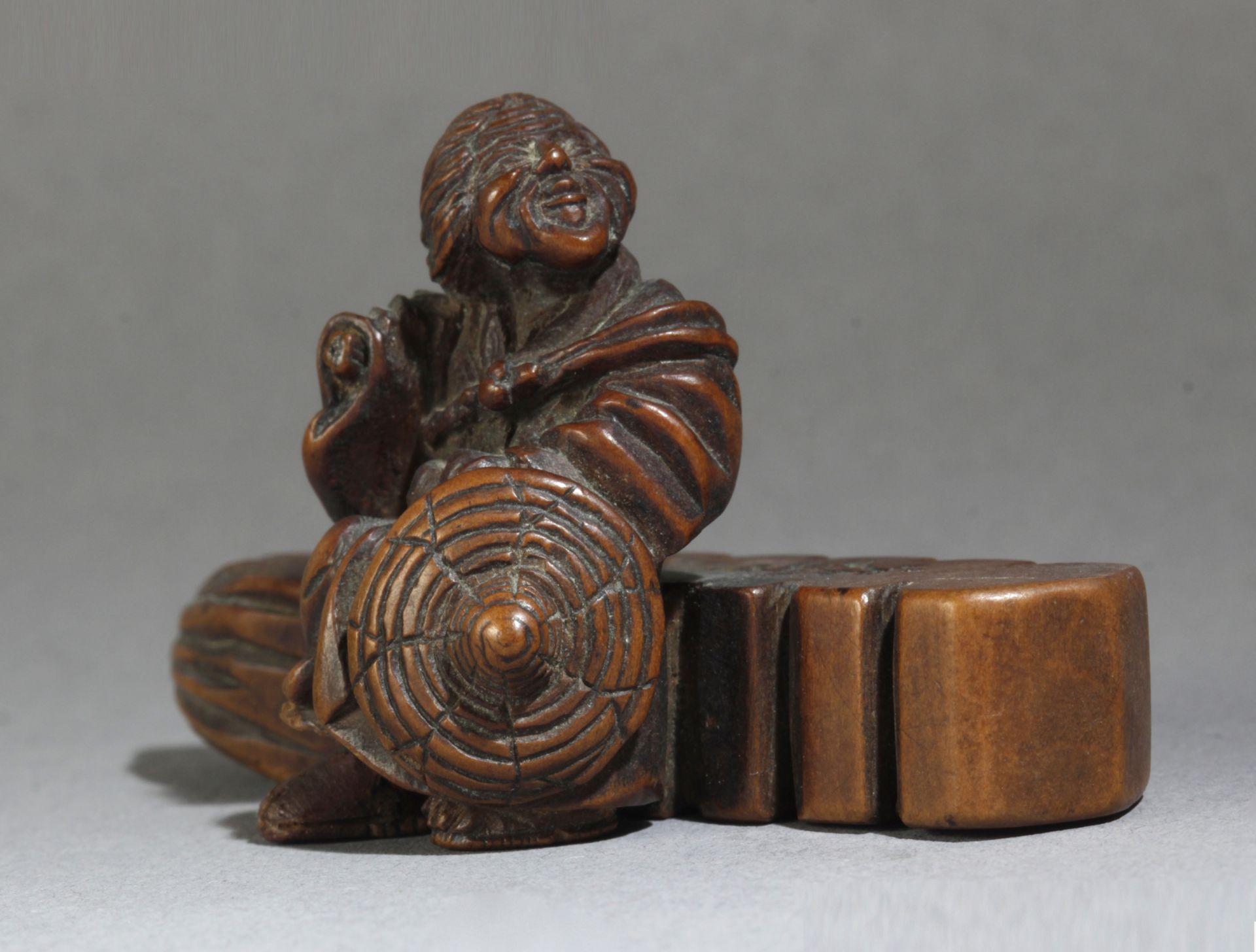 A 19th century Japanese netsuke from Meiji period - Image 2 of 6
