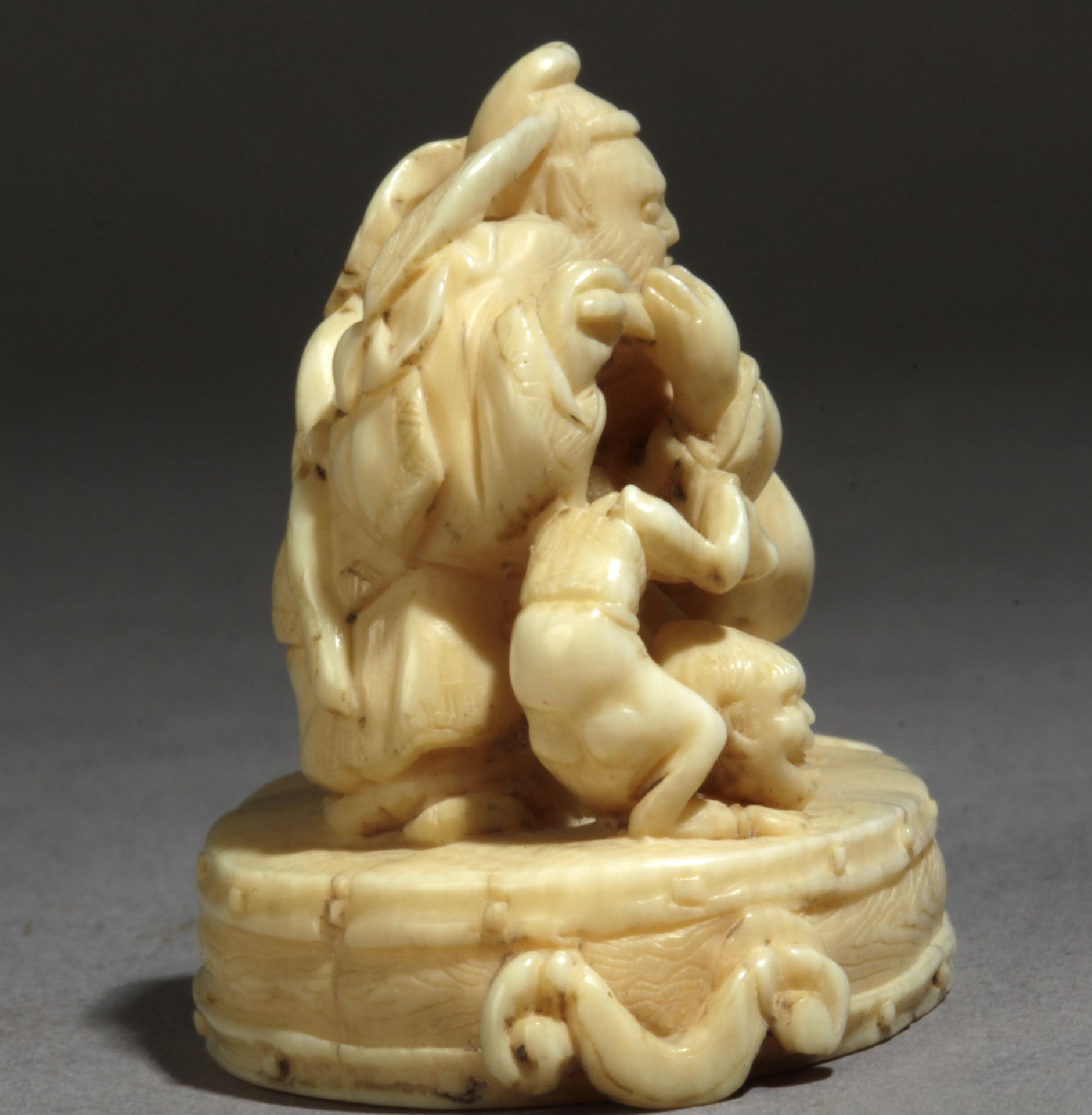 A late 19th century Japanese netsuke from Meiji period. Signed - Bild 4 aus 7