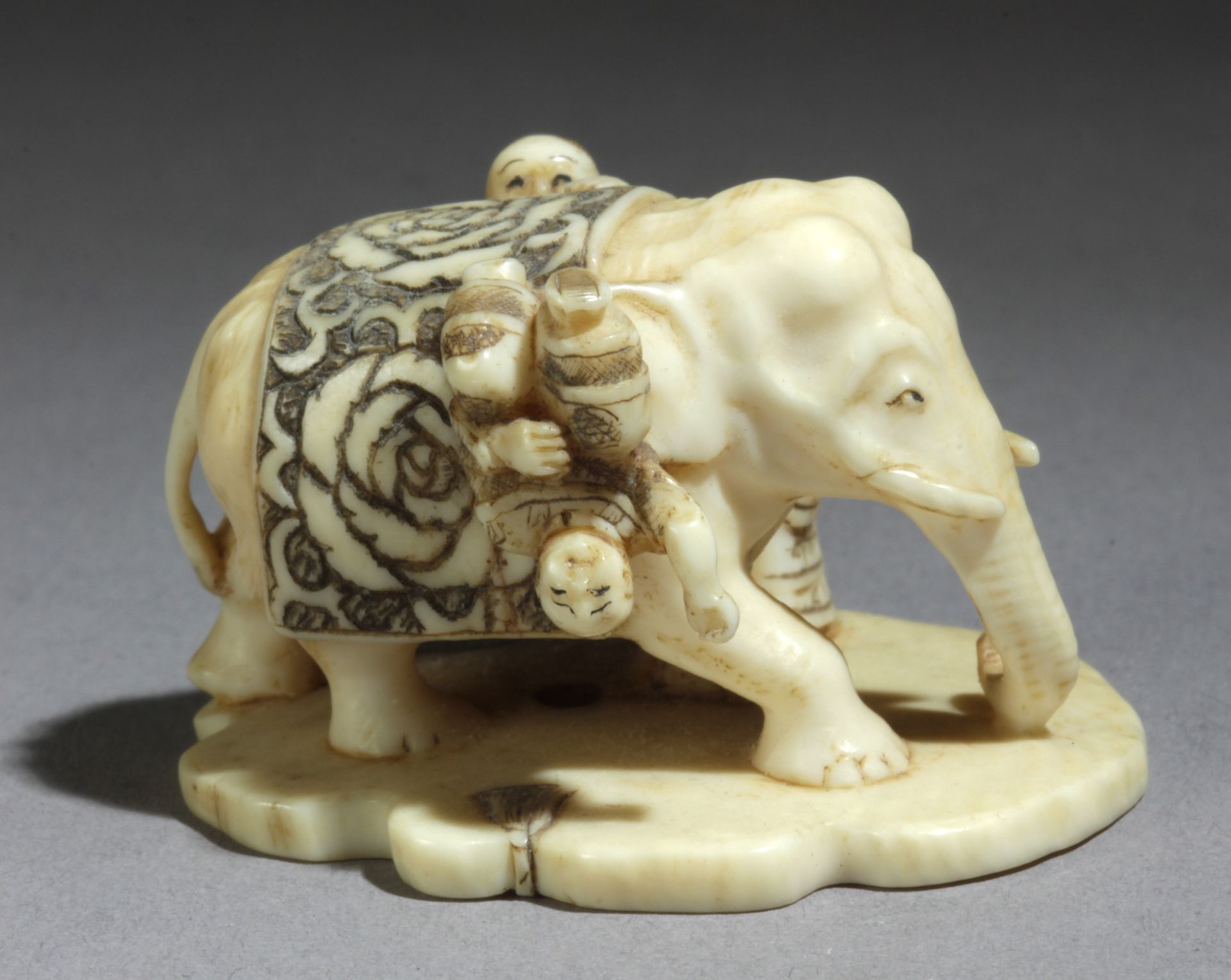 A late 19th century Japanese netsuke from Meiji period. Signed Shukko - Image 2 of 7
