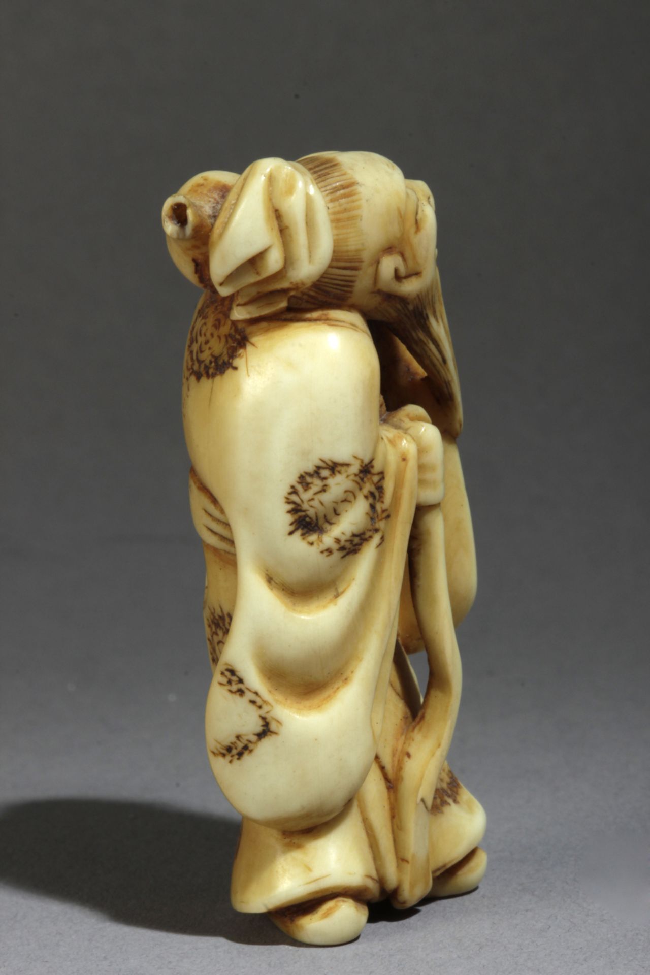 A Japanese netsuke circa 1800 - Bild 3 aus 6