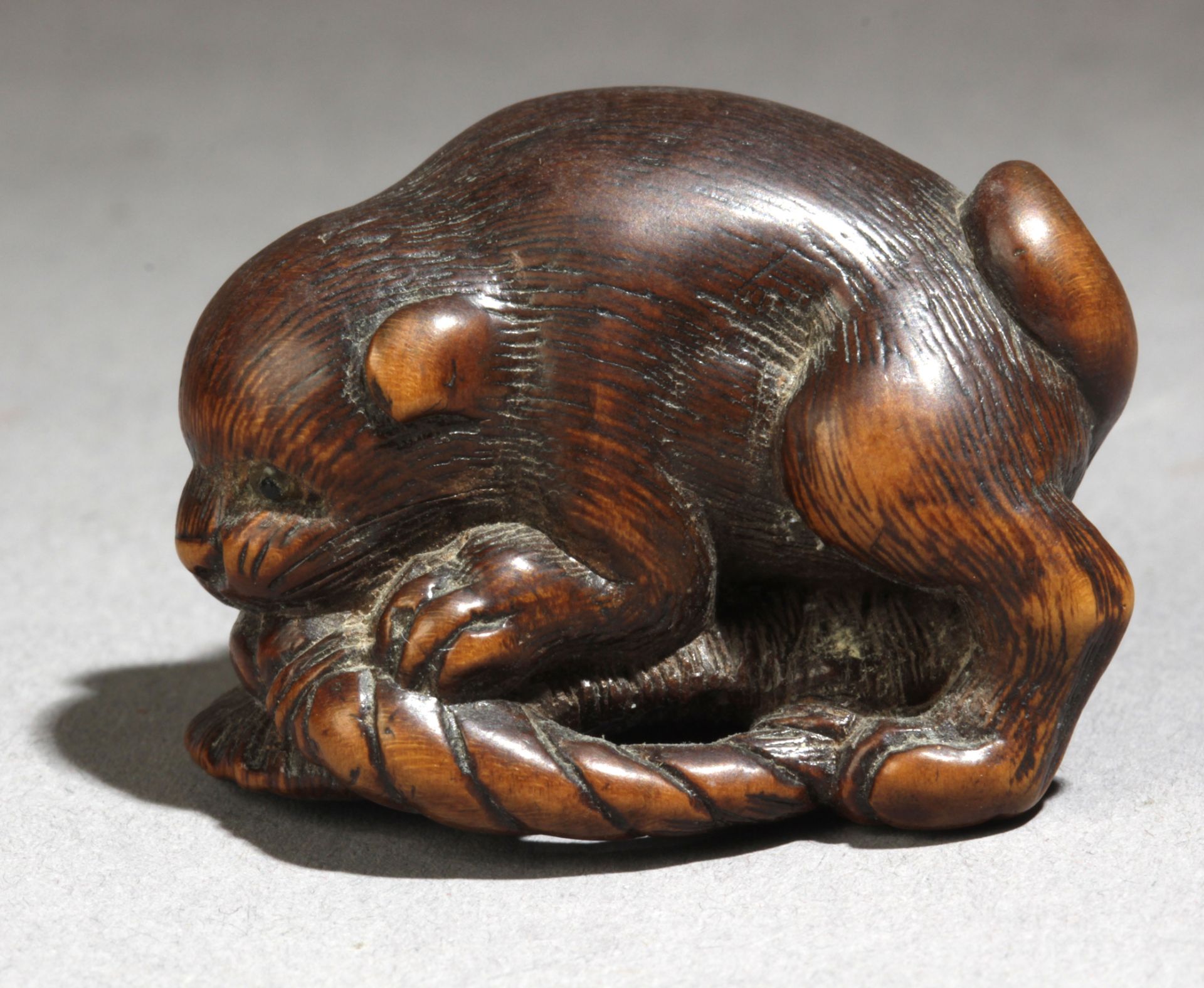 An early 19th century Japanese netsuke from Edo period - Image 2 of 5