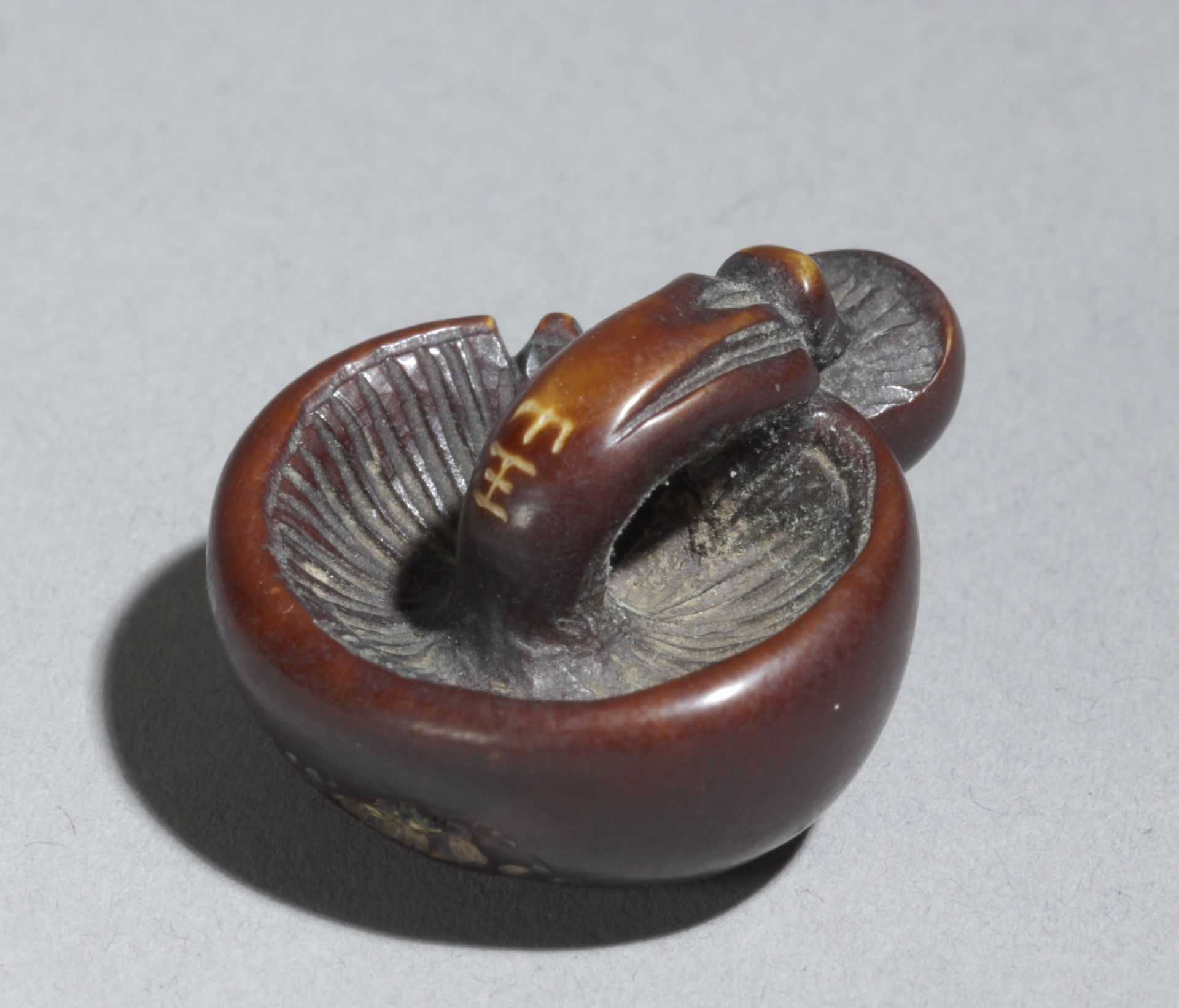 A 19th century Ganbun Mebun style Japanese netsuke from Meiji period, Signed Gyokuzan - Image 8 of 10