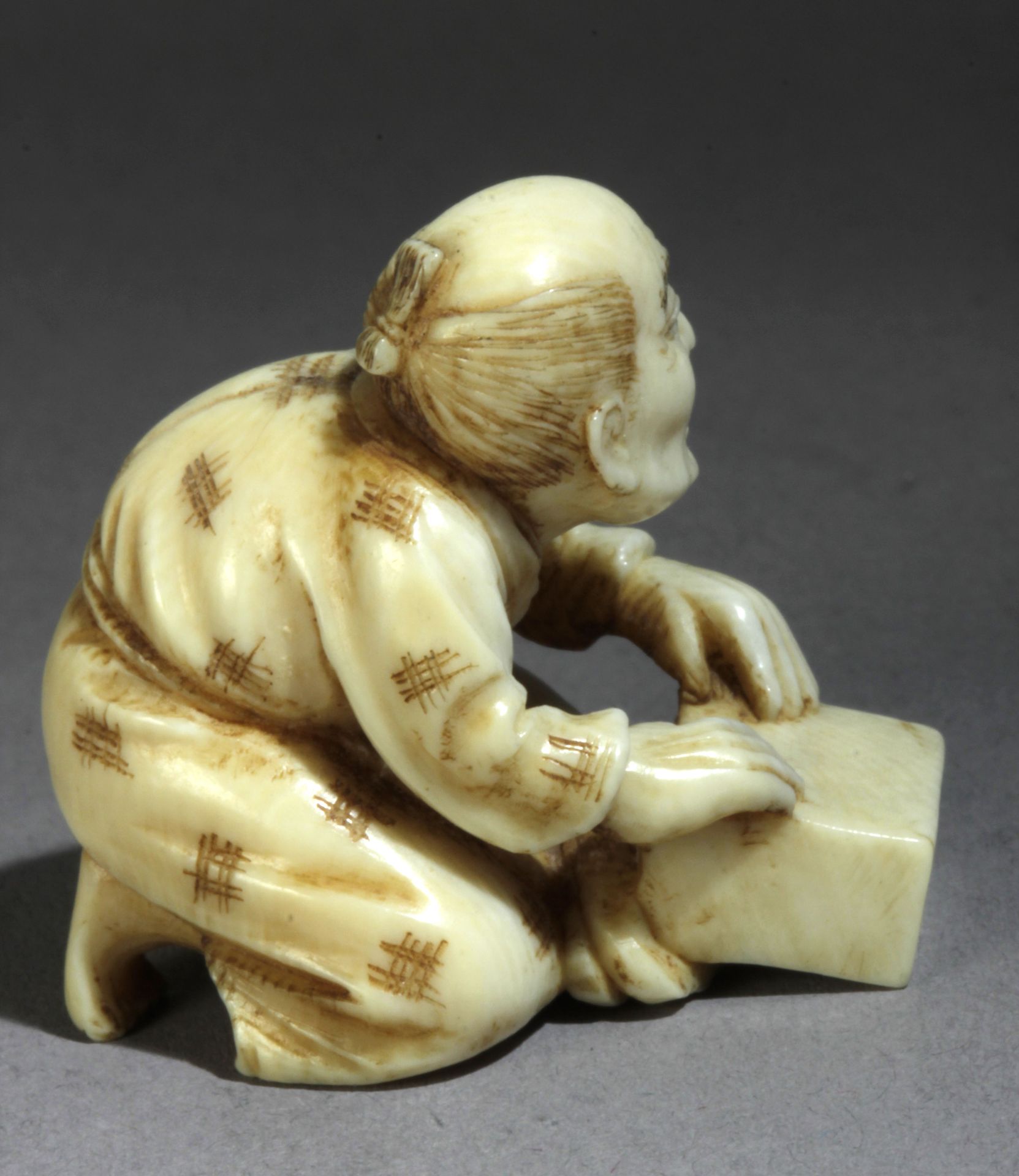 A 19th century Japanese netsuke from Meiji period. Signed Mitsuges - Bild 4 aus 8