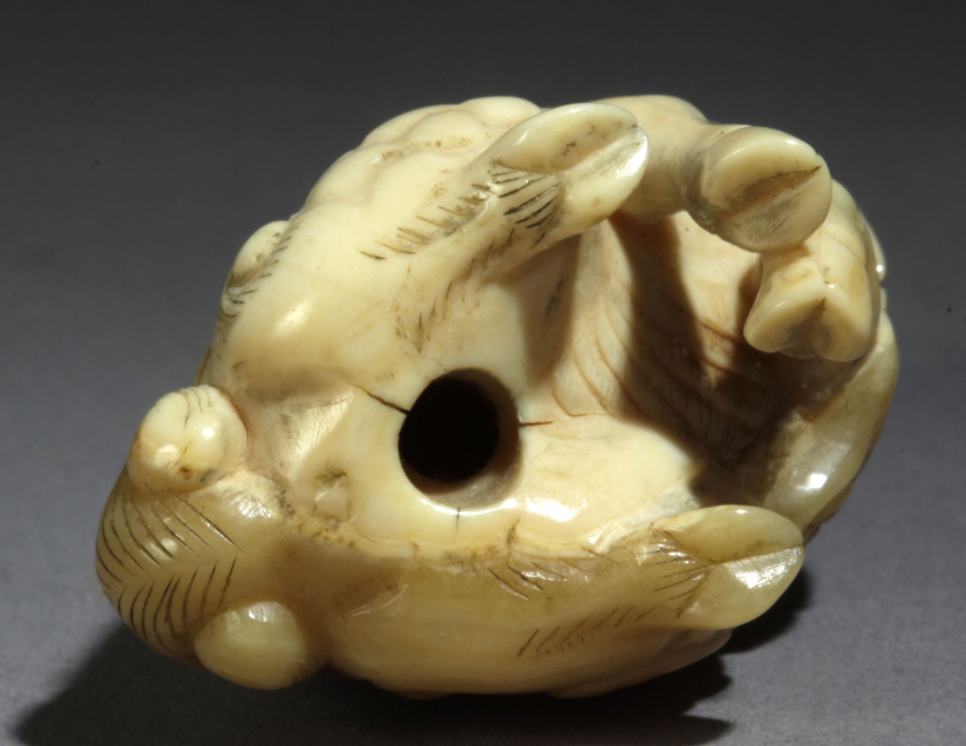 A Japanese netsuke circa 1800 from Edo period - Bild 7 aus 7