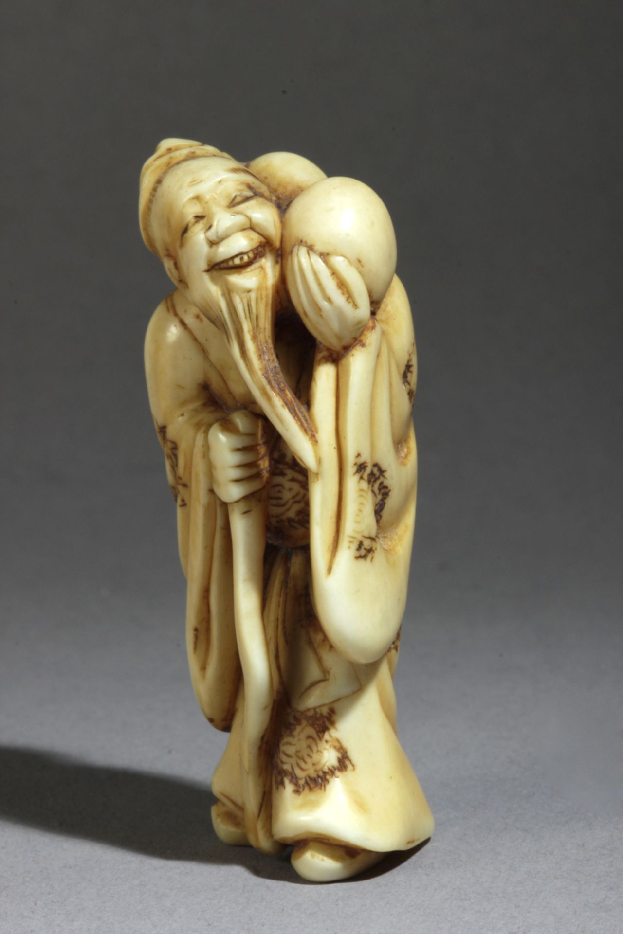 A Japanese netsuke circa 1800 - Bild 5 aus 6