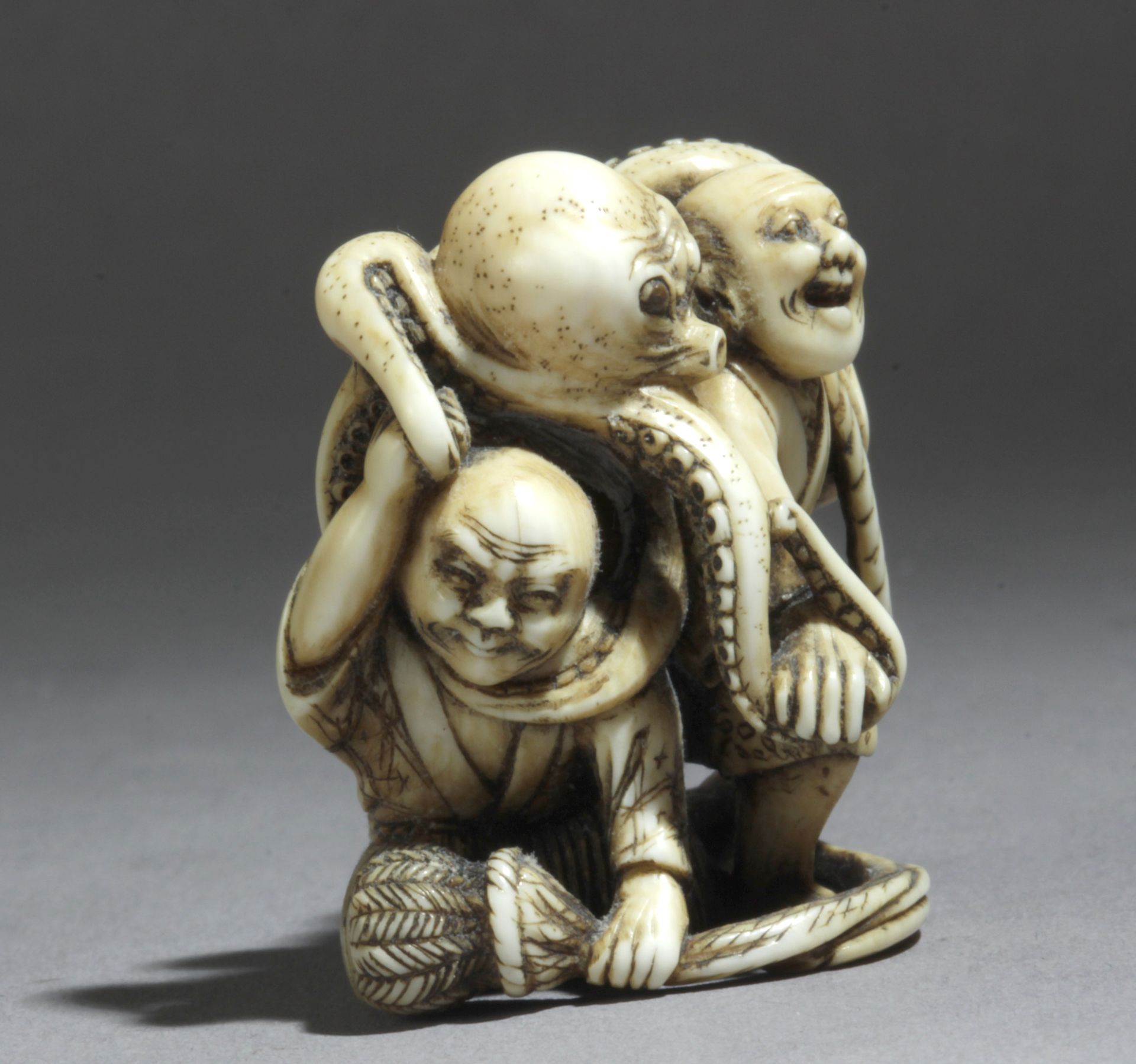 A mid 19th century Japanese netsuke from Edo period. Signed Tomokazu - Bild 2 aus 7