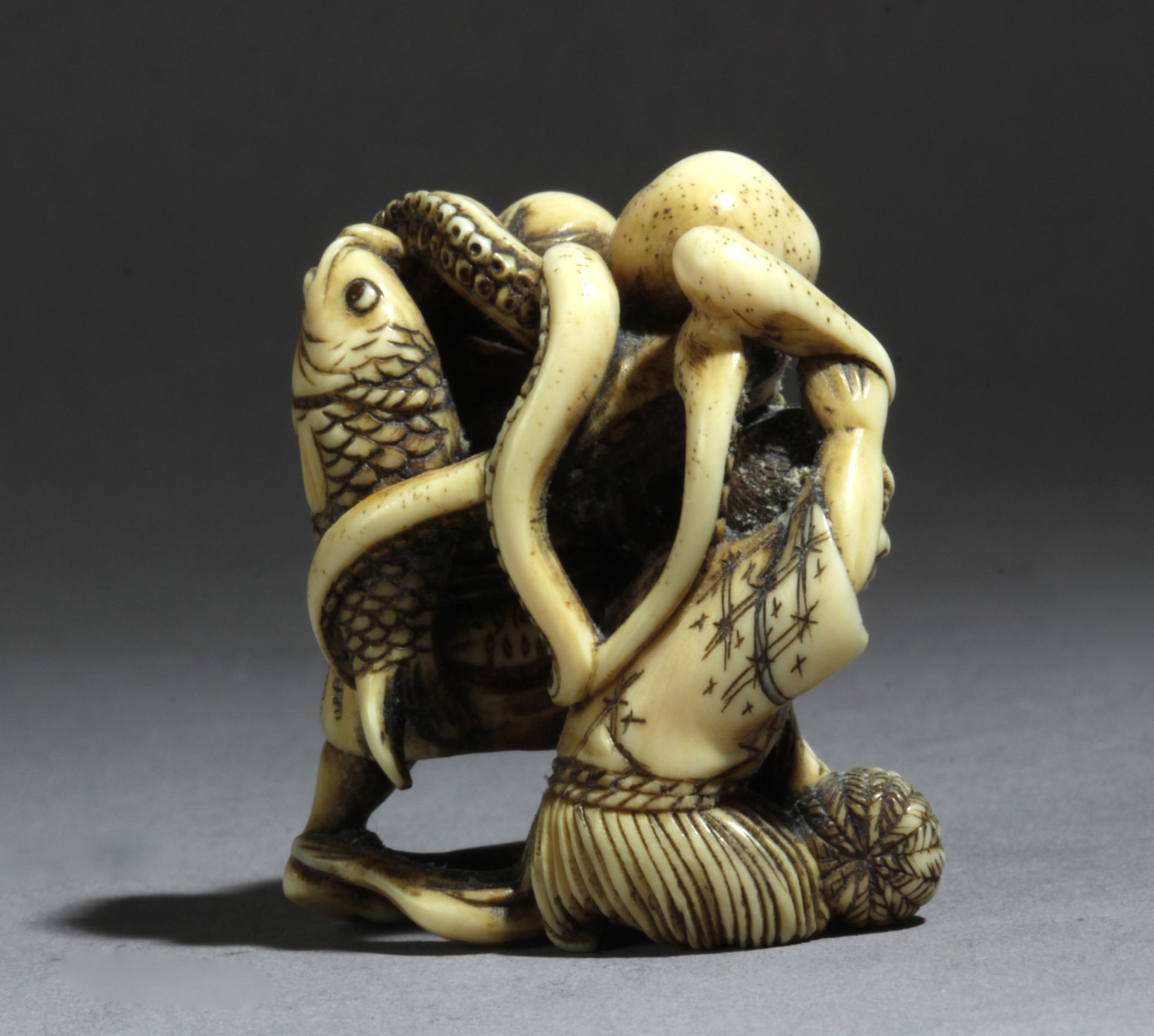 A mid 19th century Japanese netsuke from Edo period. Signed Tomokazu - Bild 5 aus 7