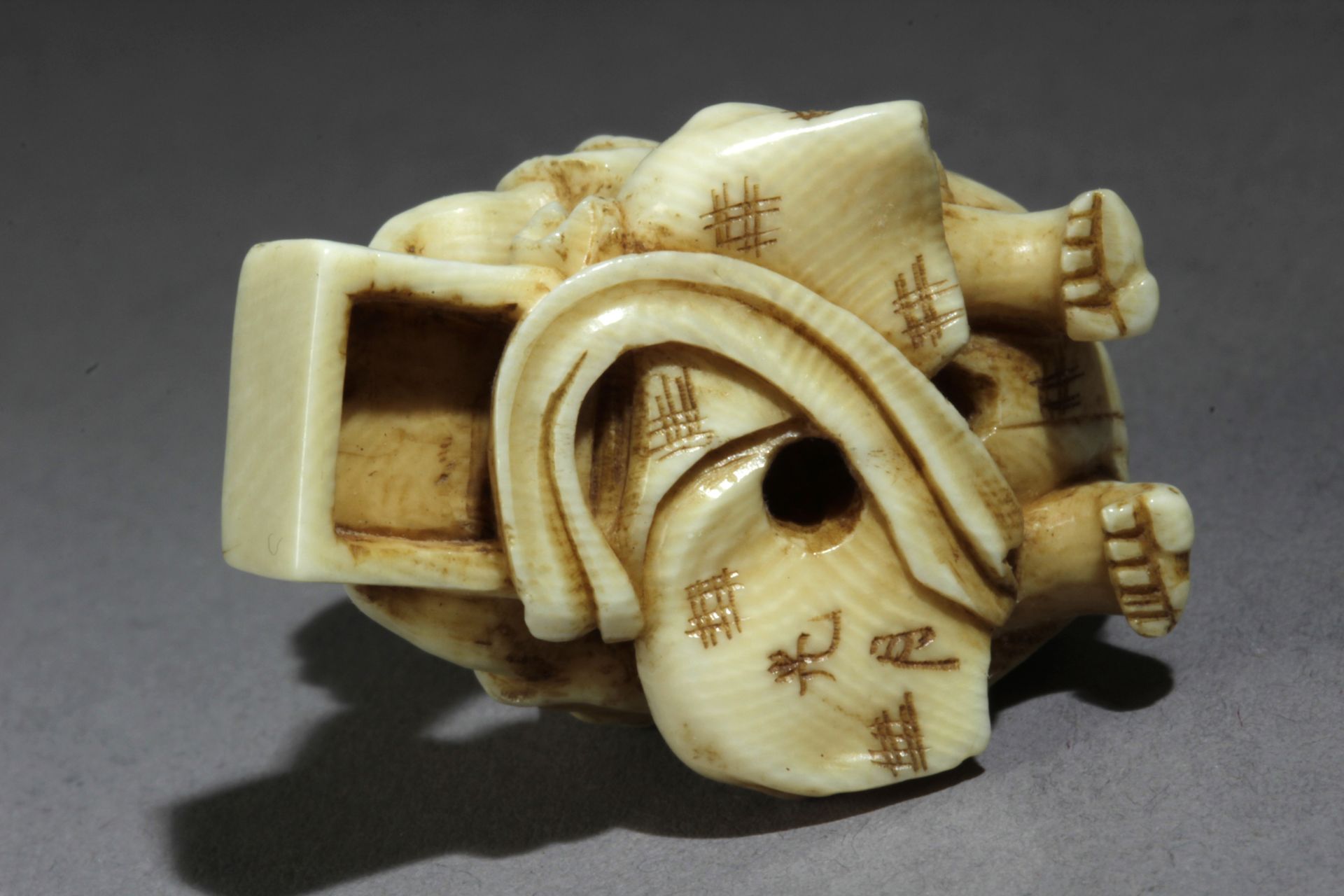 A 19th century Japanese netsuke from Meiji period. Signed Mitsuges - Image 7 of 8