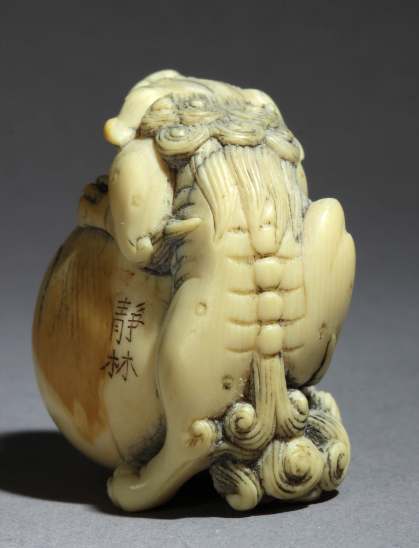 A late 18th century Japanese netsuke from Edo period. Signed Seirin - Bild 4 aus 8