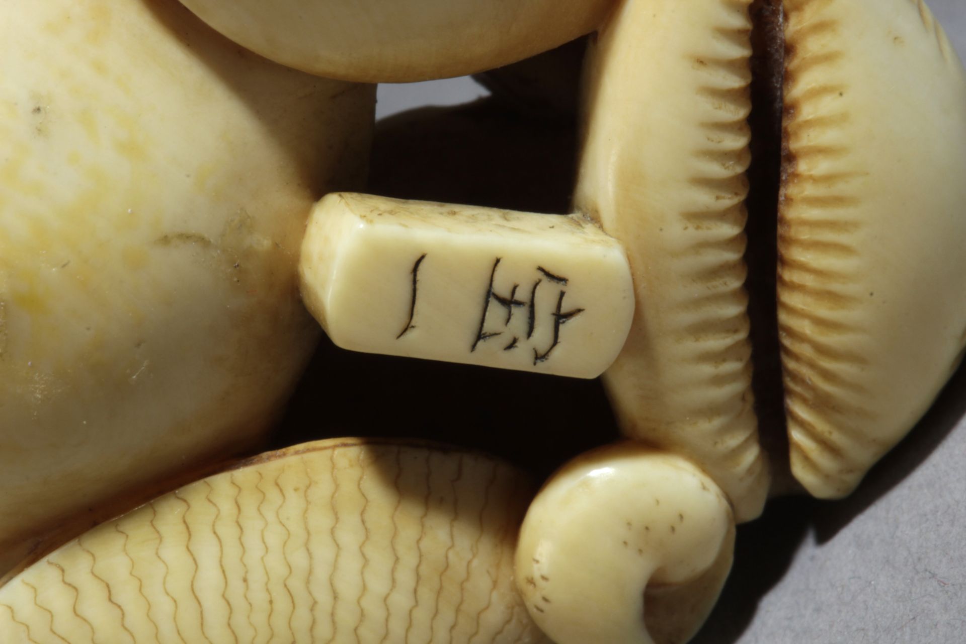 A 19th century Japanese netsuke from Meiji period. Signed Mokazu - Bild 7 aus 7