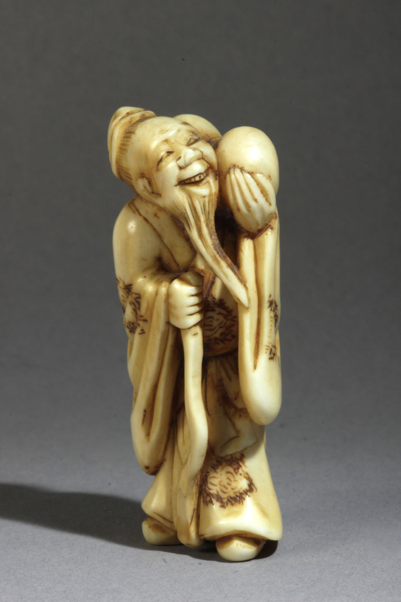 A Japanese netsuke circa 1800 - Bild 2 aus 6