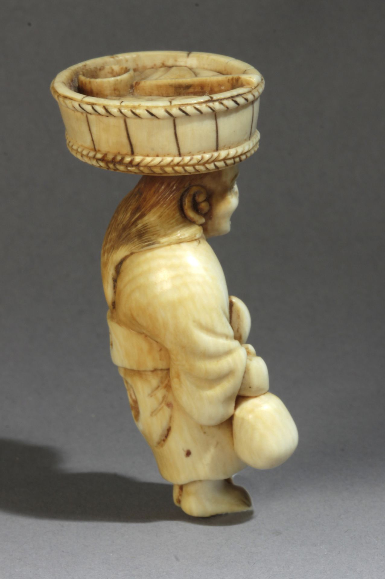 A Japanese netsuke circa 1800 from Edo period - Bild 5 aus 7