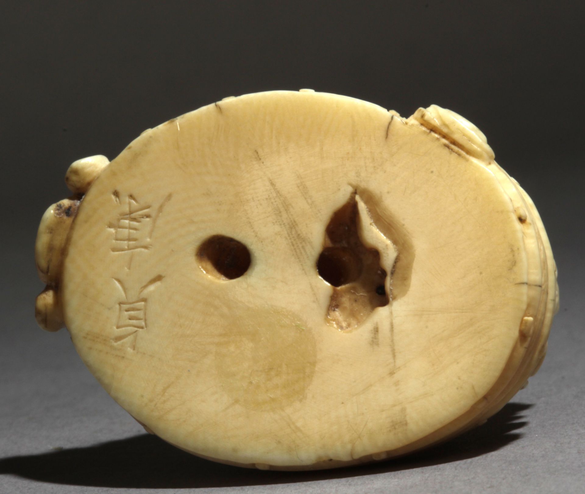 A late 19th century Japanese netsuke from Meiji period. Signed - Image 6 of 7