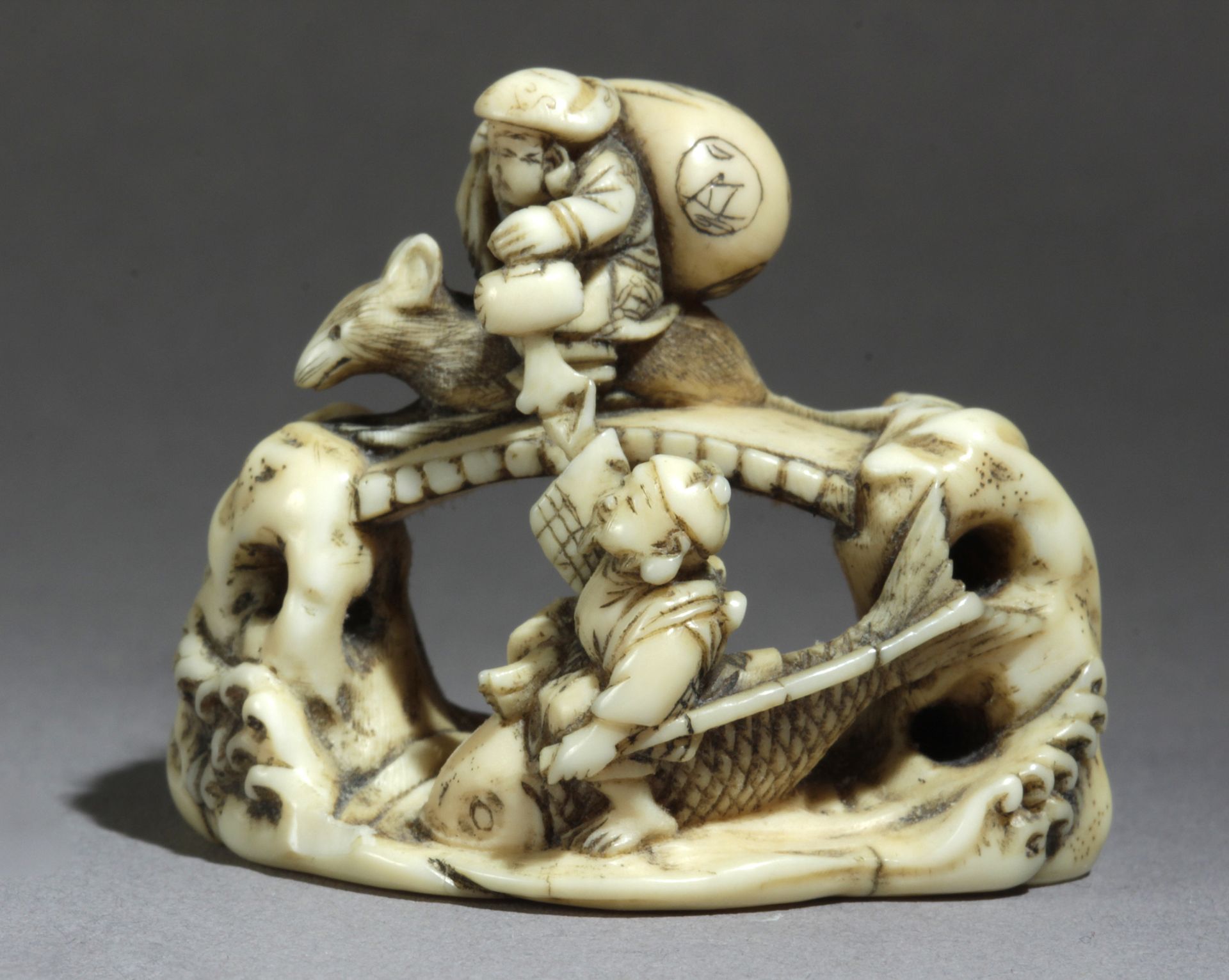 A mid 19th century Japanese netsuke from Meiji period. Signed Ryomin - Bild 2 aus 5