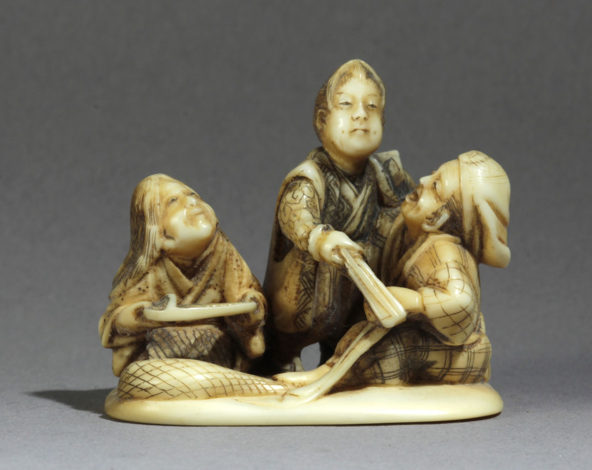 A Japanese netsuke-okimono circa 1860-1880 from Meiji period. Signed Gyokuho - Bild 2 aus 7