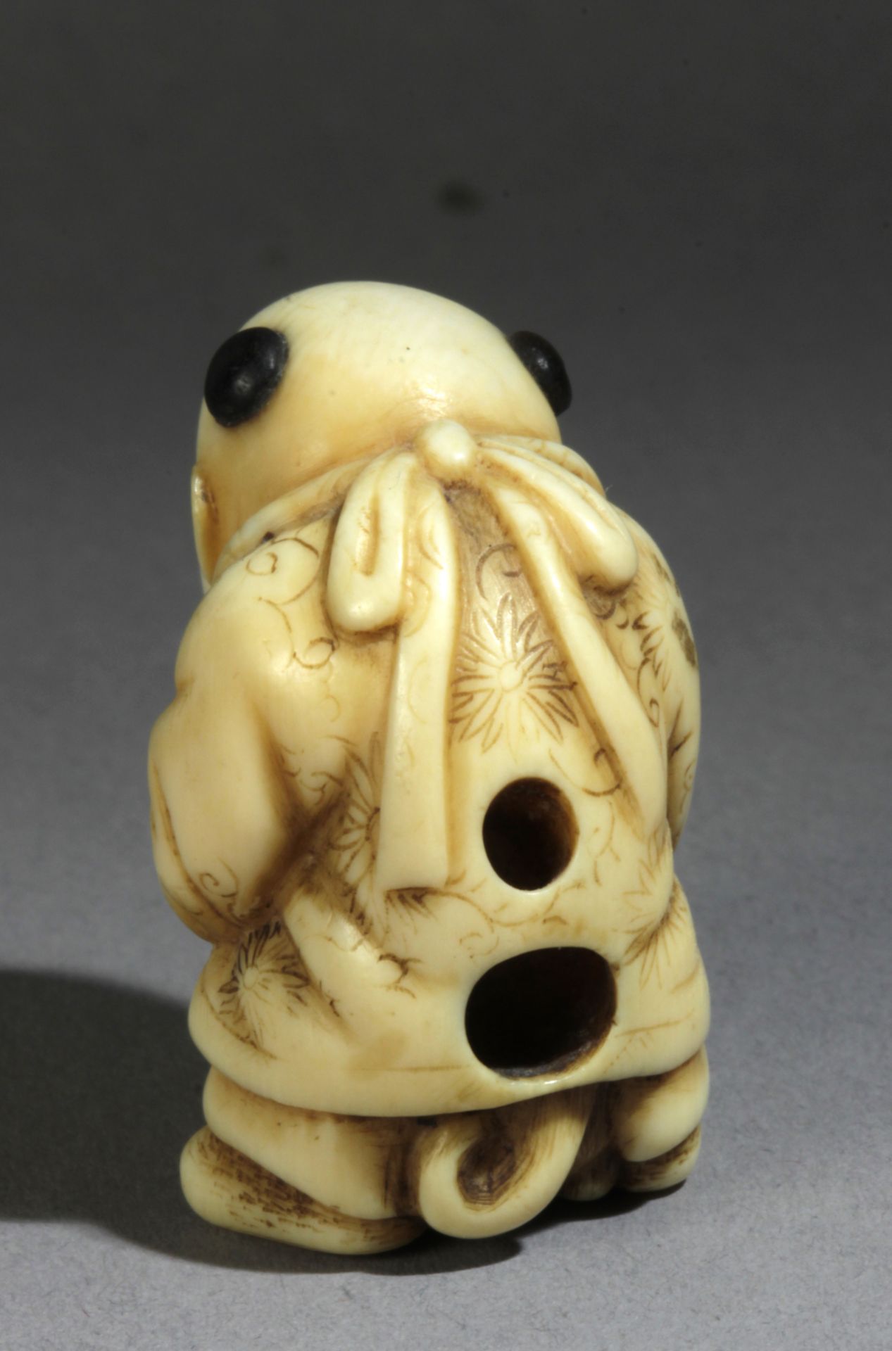 An early 19th century Japanese netsuke from Edo period - Image 3 of 7