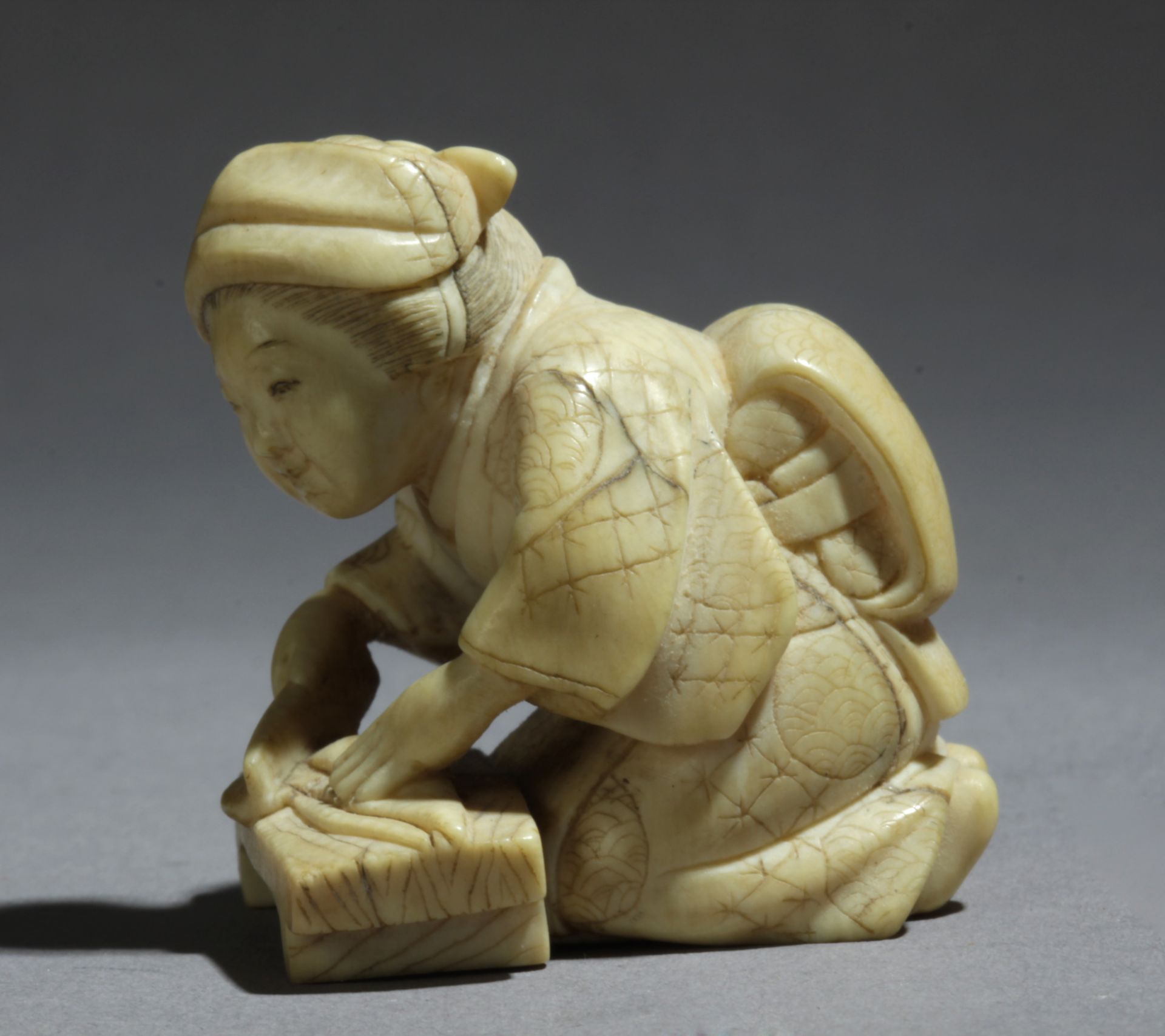 A Japanese netsuke circa 1860-1890 from Meiji period - Image 3 of 6