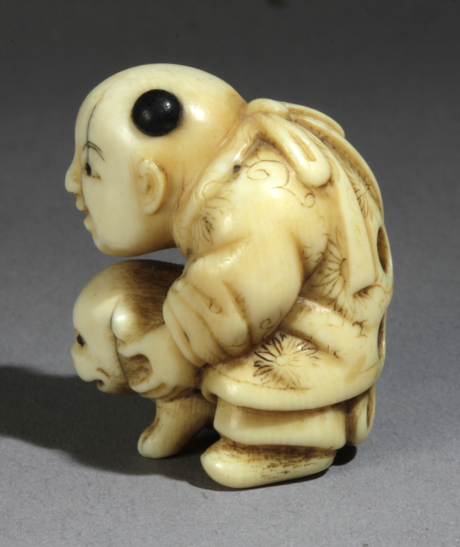 An early 19th century Japanese netsuke from Edo period - Image 2 of 7