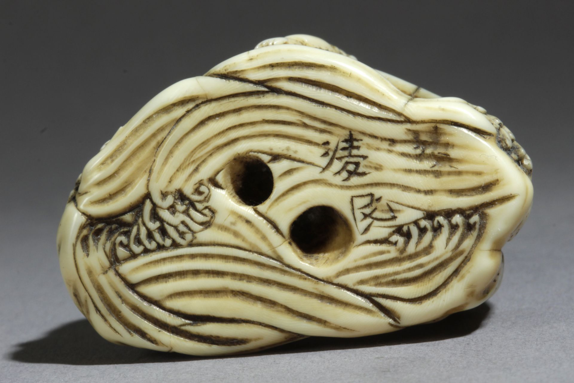 A mid 19th century Japanese netsuke from Meiji period. Signed Ryomin - Bild 5 aus 5