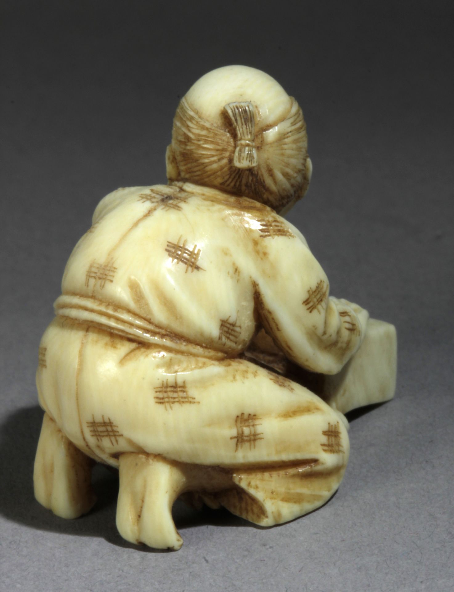 A 19th century Japanese netsuke from Meiji period. Signed Mitsuges - Image 6 of 8
