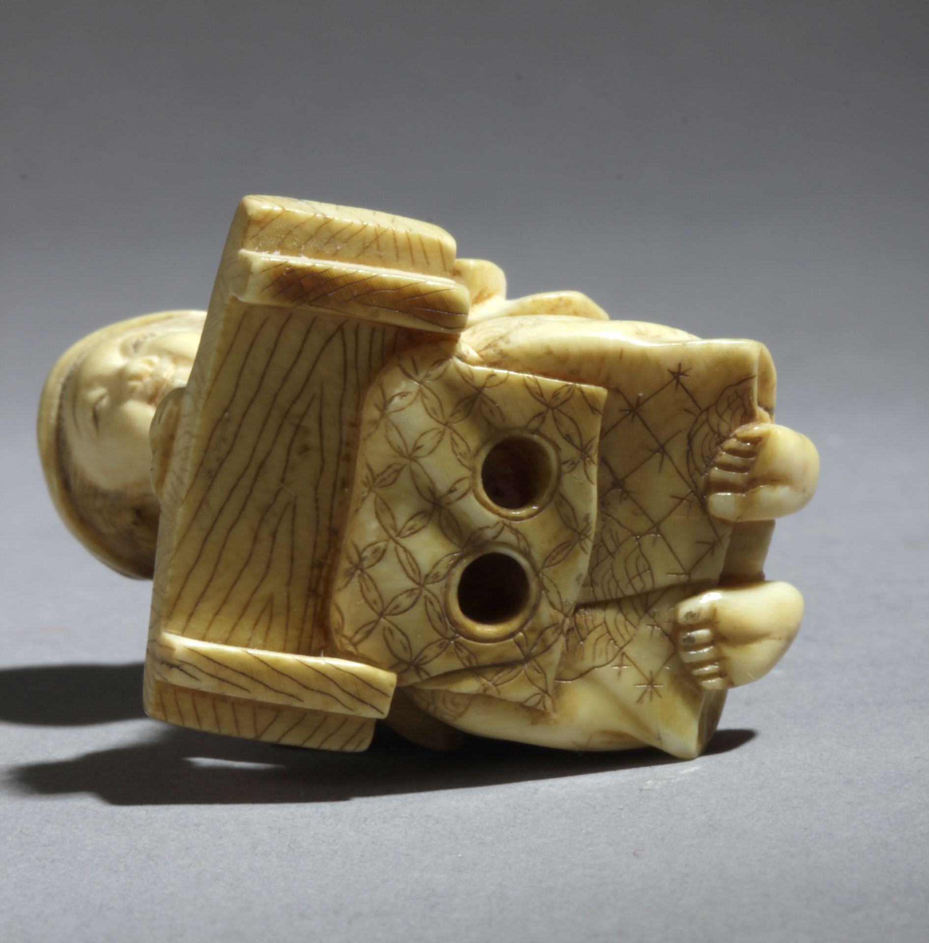 A Japanese netsuke circa 1860-1890 from Meiji period - Image 6 of 6