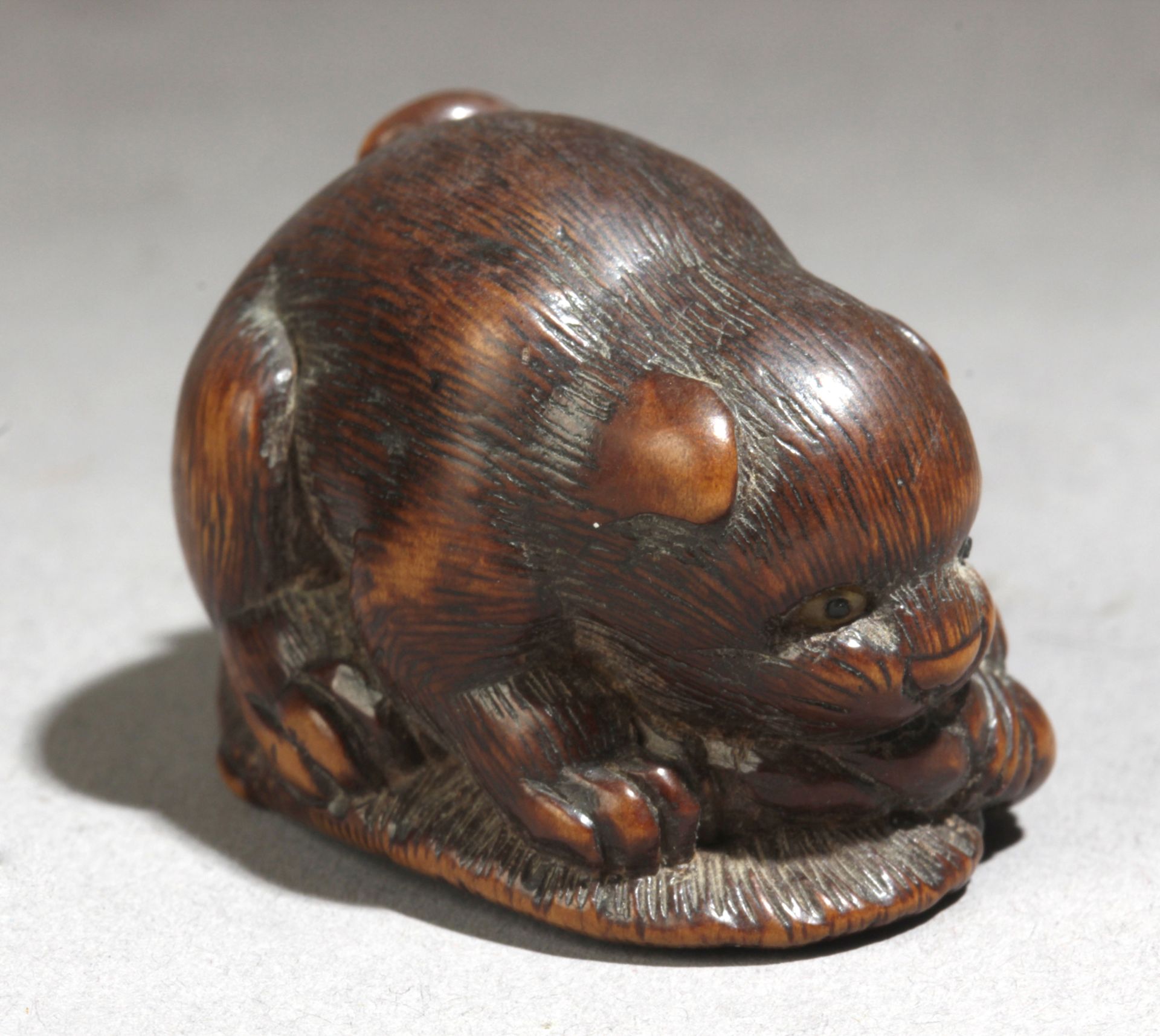 An early 19th century Japanese netsuke from Edo period - Image 3 of 5