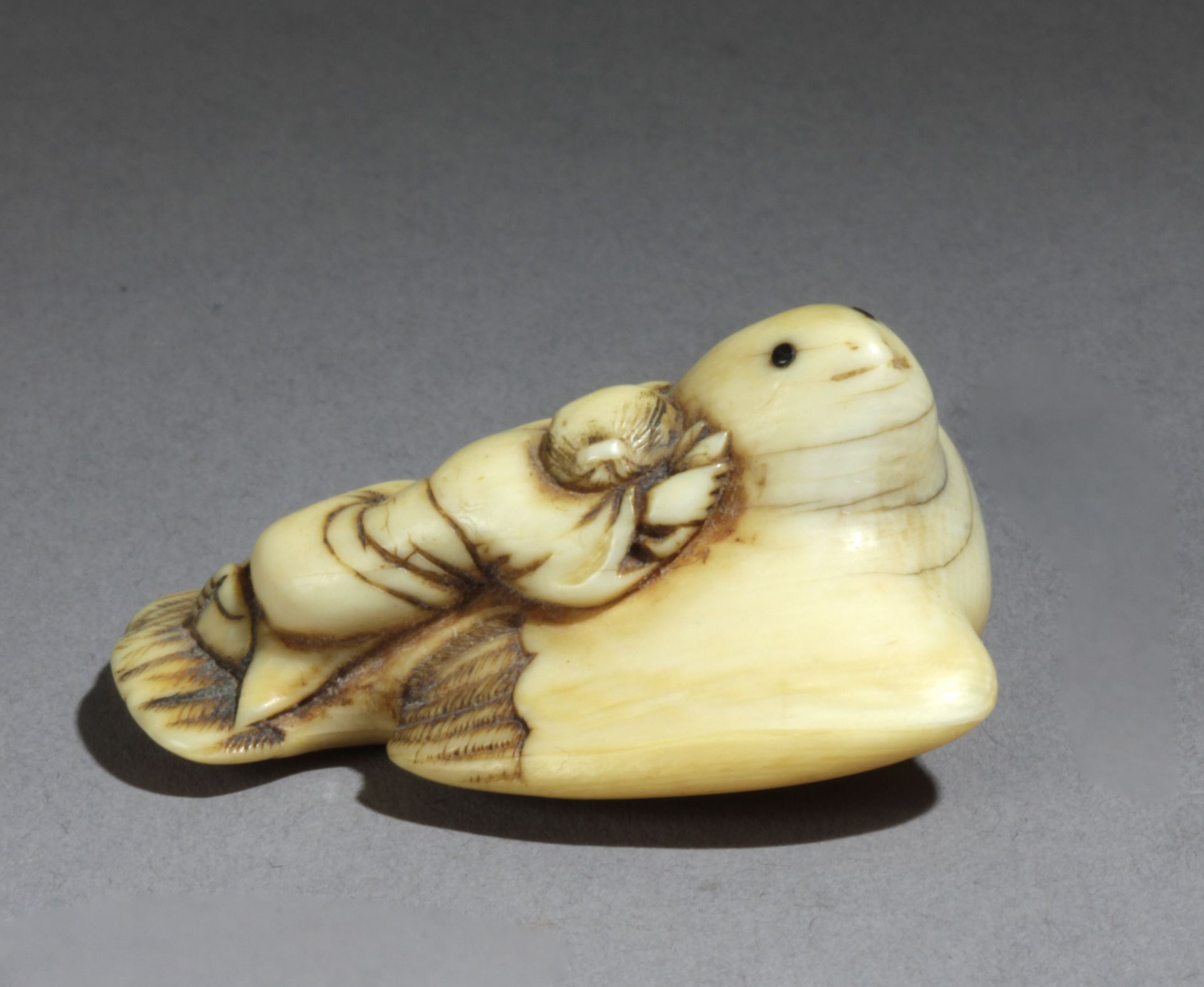 An 18th century Japanese netsuke from Edo period - Image 4 of 5