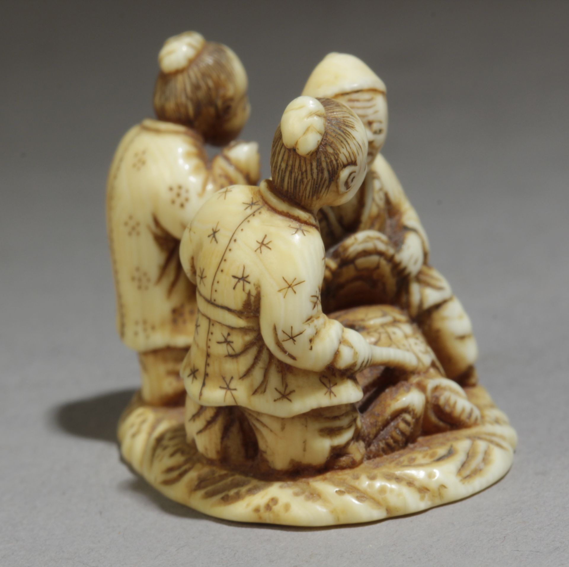 A Japanese netsuke circa 1835-1860 from Edo period. Signed Norishige - Bild 5 aus 7