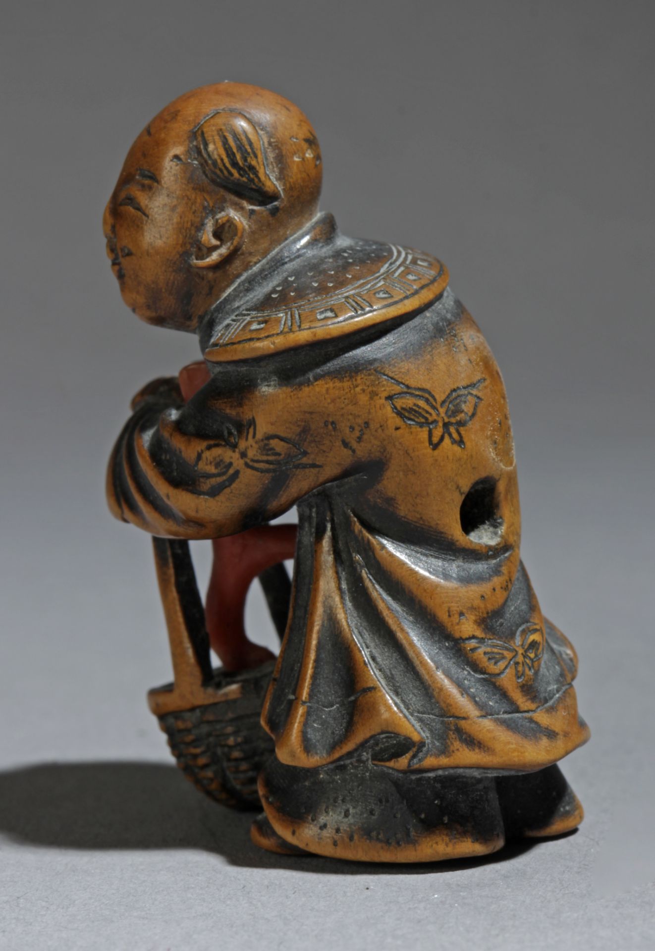 A 19th century Japanese netsuke from Edo period. Signed Tomochika? - Image 2 of 10